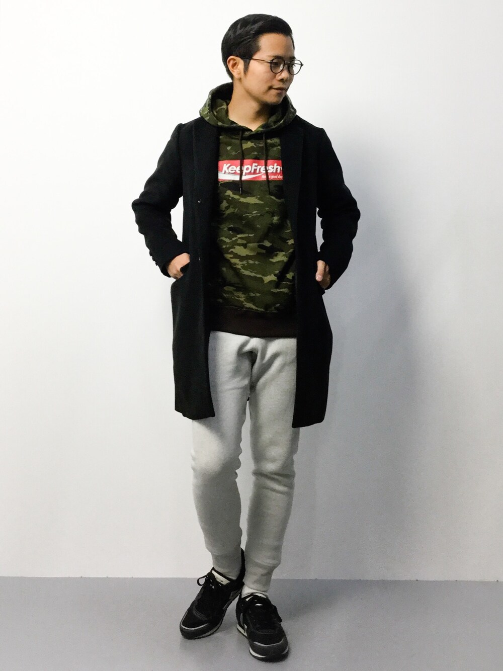 「NAVALのFRESHボックスロゴプルパーカー【keepfresh】（パーカー、その他）」を使った、K-1RO(ケーイチロー)さん（メンズ・171cm）の秋コーディネートの1枚目の写真