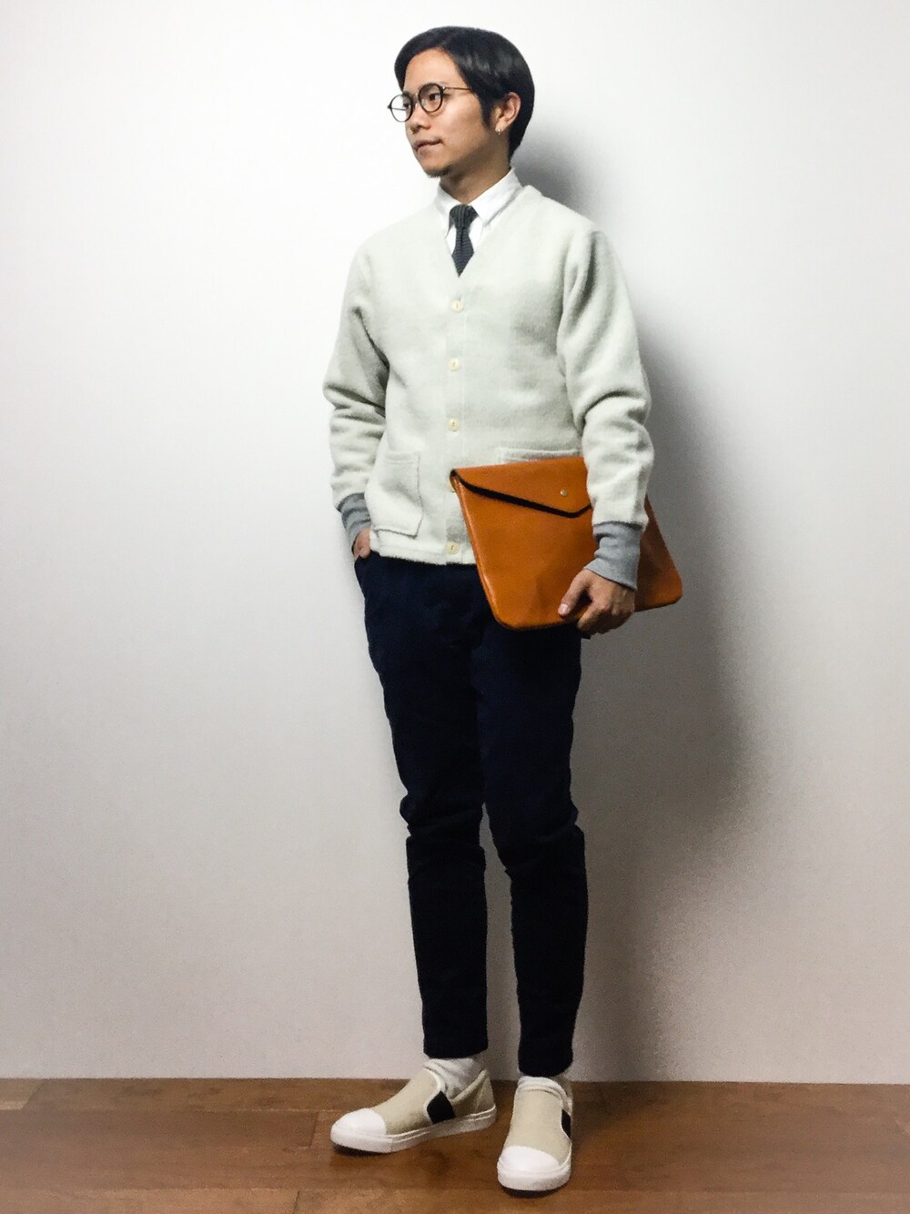 「JOURNAL STANDARDのコットンウールウラケカーディガン（カーディガン/ボレロ、グレー系）」を使った、K-1RO(ケーイチロー)さん（メンズ・171cm）の冬コーディネートの1枚目の写真
