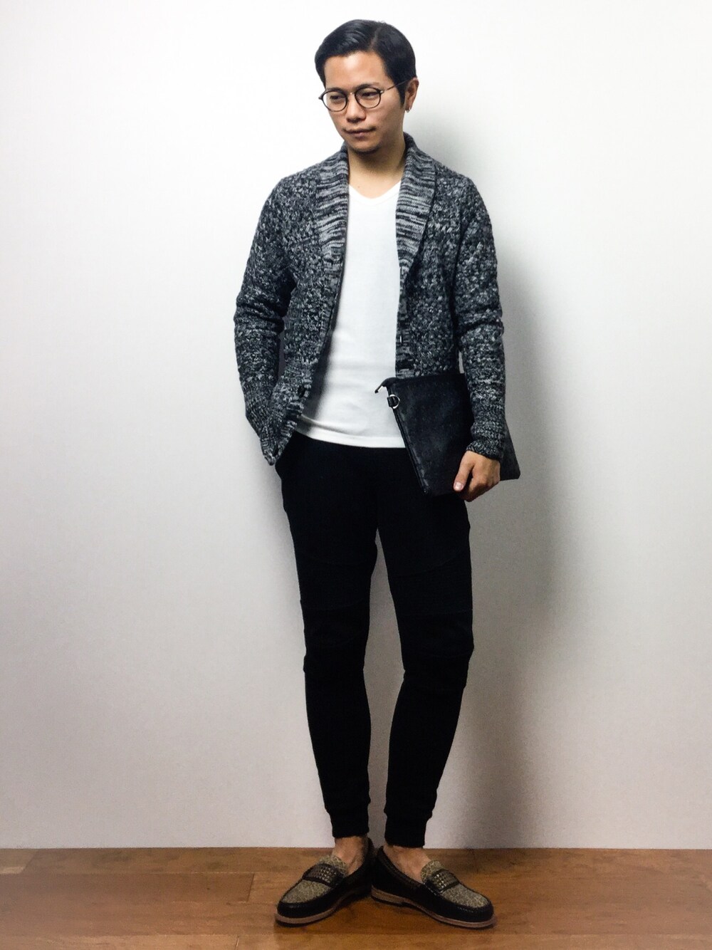 「AZUL by moussyのHOTタックフライスVネック長袖PO（Tシャツ/カットソー、ホワイト系）」を使った、K-1RO(ケーイチロー)さん（メンズ・171cm）の冬コーディネートの1枚目の写真