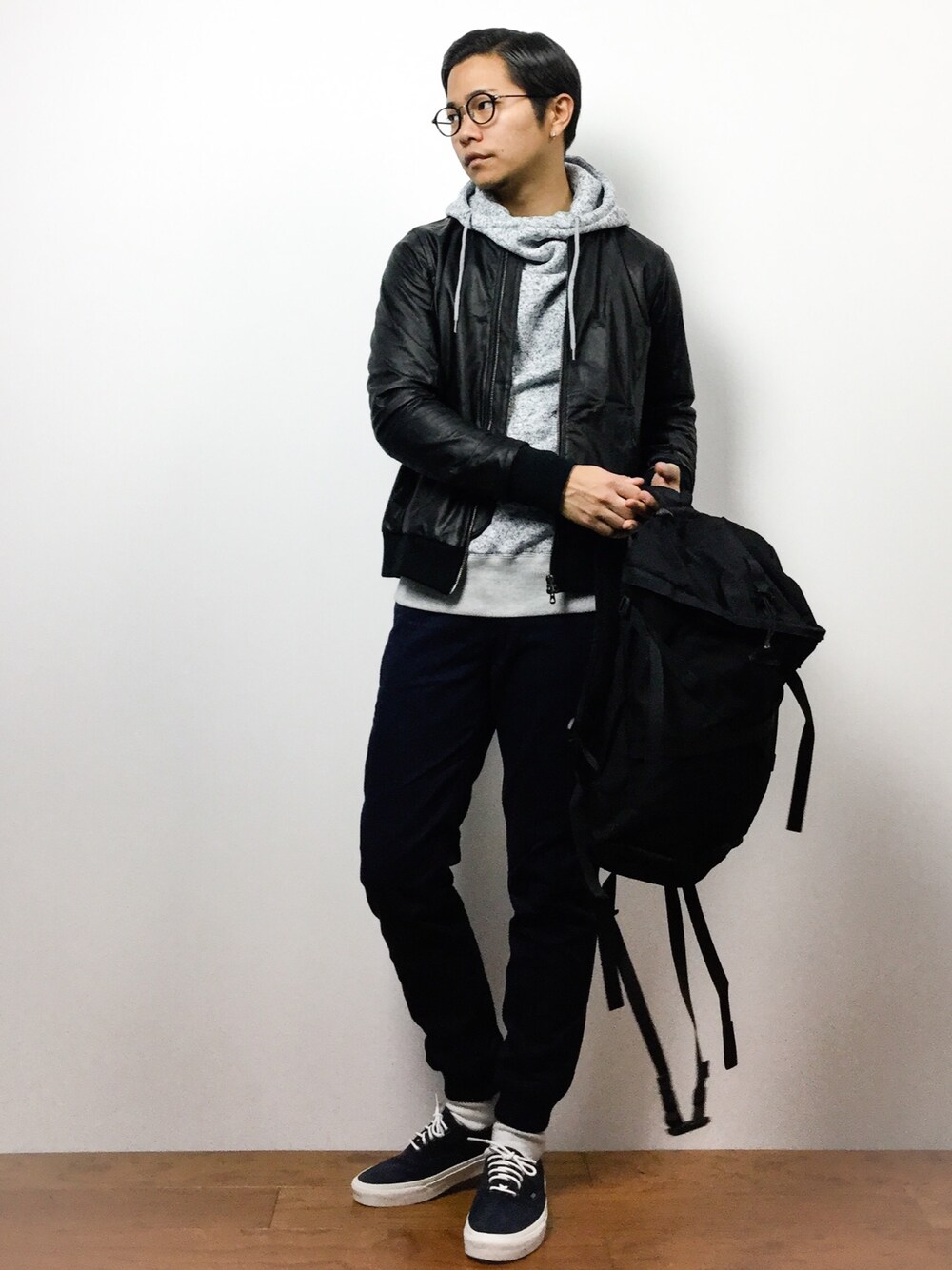 「WHO'S WHO galleryの【GIGGER】エステル起毛パーカ（パーカー、グレー系）」を使った、K-1RO(ケーイチロー)さん（メンズ・171cm）の冬コーディネートの1枚目の写真