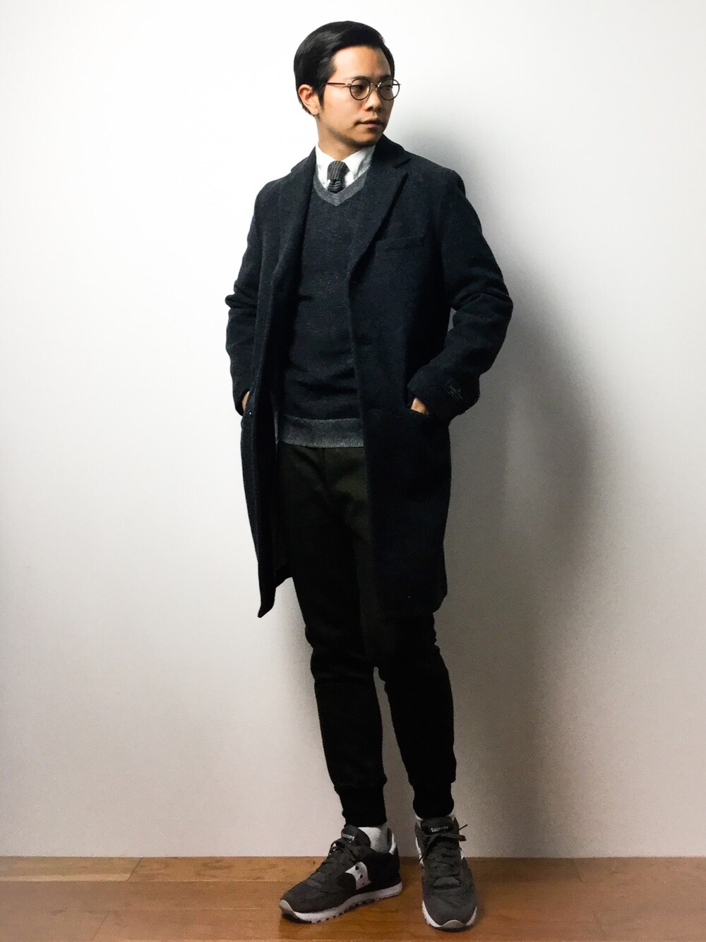「FRED PERRYのReversible V/N Knit Sewn（ニット/セーター、ブラック系）」を使った、K-1RO(ケーイチロー)さん（メンズ・171cm）の冬コーディネートの1枚目の写真