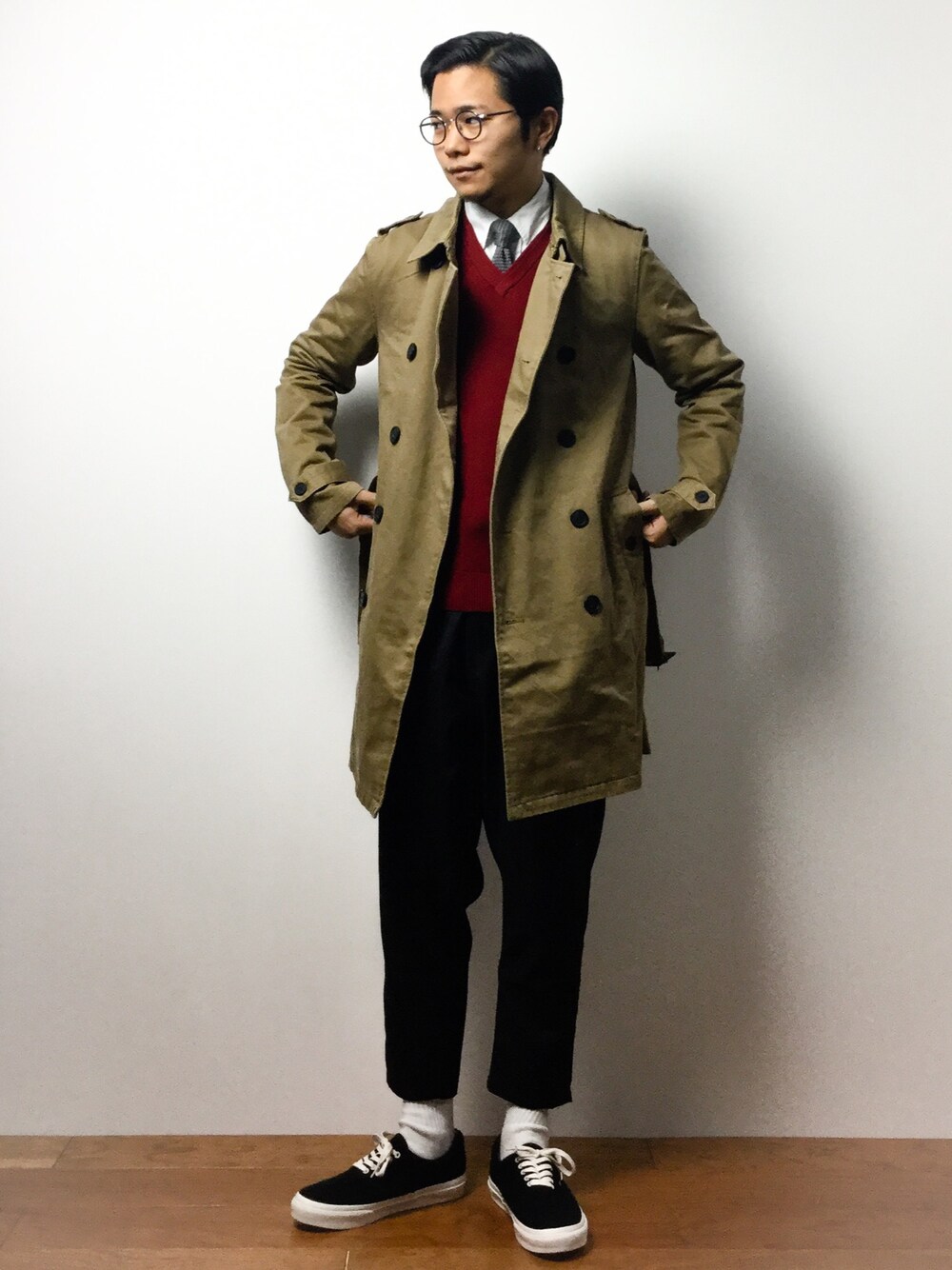 「LACOSTEのコットン Vネック ニット （長袖）（ニット/セーター、レッド系）」を使った、K-1RO(ケーイチロー)さん（メンズ・171cm）の冬コーディネートの1枚目の写真