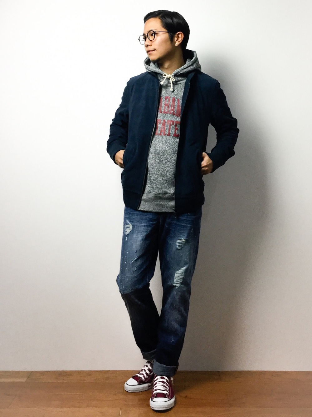 「プルオーバーパーカー、丸メガネ、公園、カジュアルコーデ、散歩スタイル」｜「Denimeの【ELEVEN EIGHT】PRINTSWEAT PARKA（パーカー、ブラック系）」を使った、K-1RO(ケーイチロー)さん（メンズ・171cm）の冬コーディネートの1枚目の写真