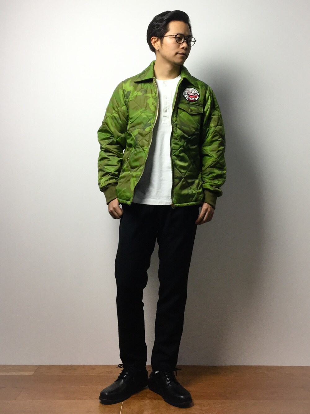 「REMI RELIEFのREMI RELIEF×BEAMS PLUS / 別注 ロングスリーブ ヘンリーネックTシャツ（Tシャツ/カットソー、ホワイト系）」を使った、K-1RO(ケーイチロー)さん（メンズ・171cm）の冬コーディネートの1枚目の写真