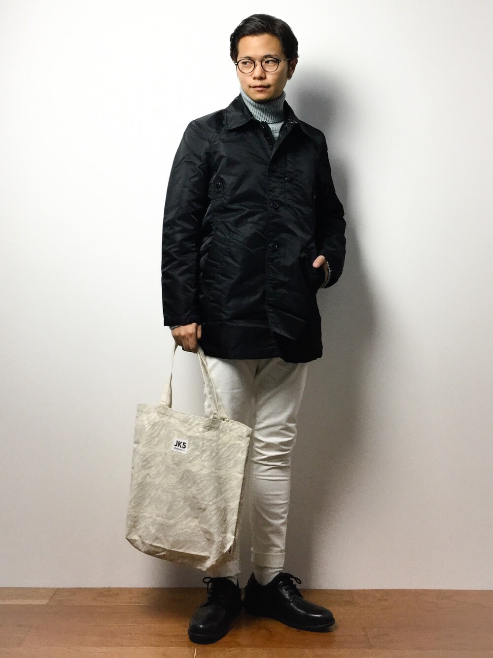 「AVIREXのavirex/アヴィレックス/メンズ/FLIGHT NYLON SOUTEIN COLLAR COAT/フライトナイロン　ステンカラーコート（ステンカラーコート、ブラック系）」を使った、K-1RO(ケーイチロー)さん（メンズ・171cm）の冬コーディネートの1枚目の写真
