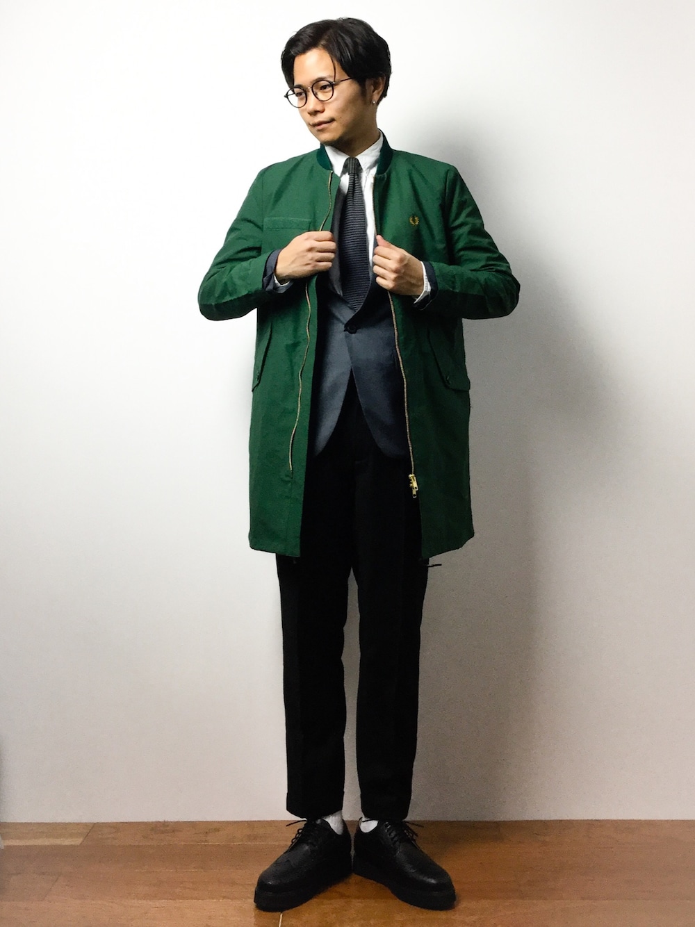 「FRED PERRYのFishtail Bomber Coat（モッズコート、グリーン系）」を使った、K-1RO(ケーイチロー)さん（メンズ・171cm）の冬コーディネートの1枚目の写真
