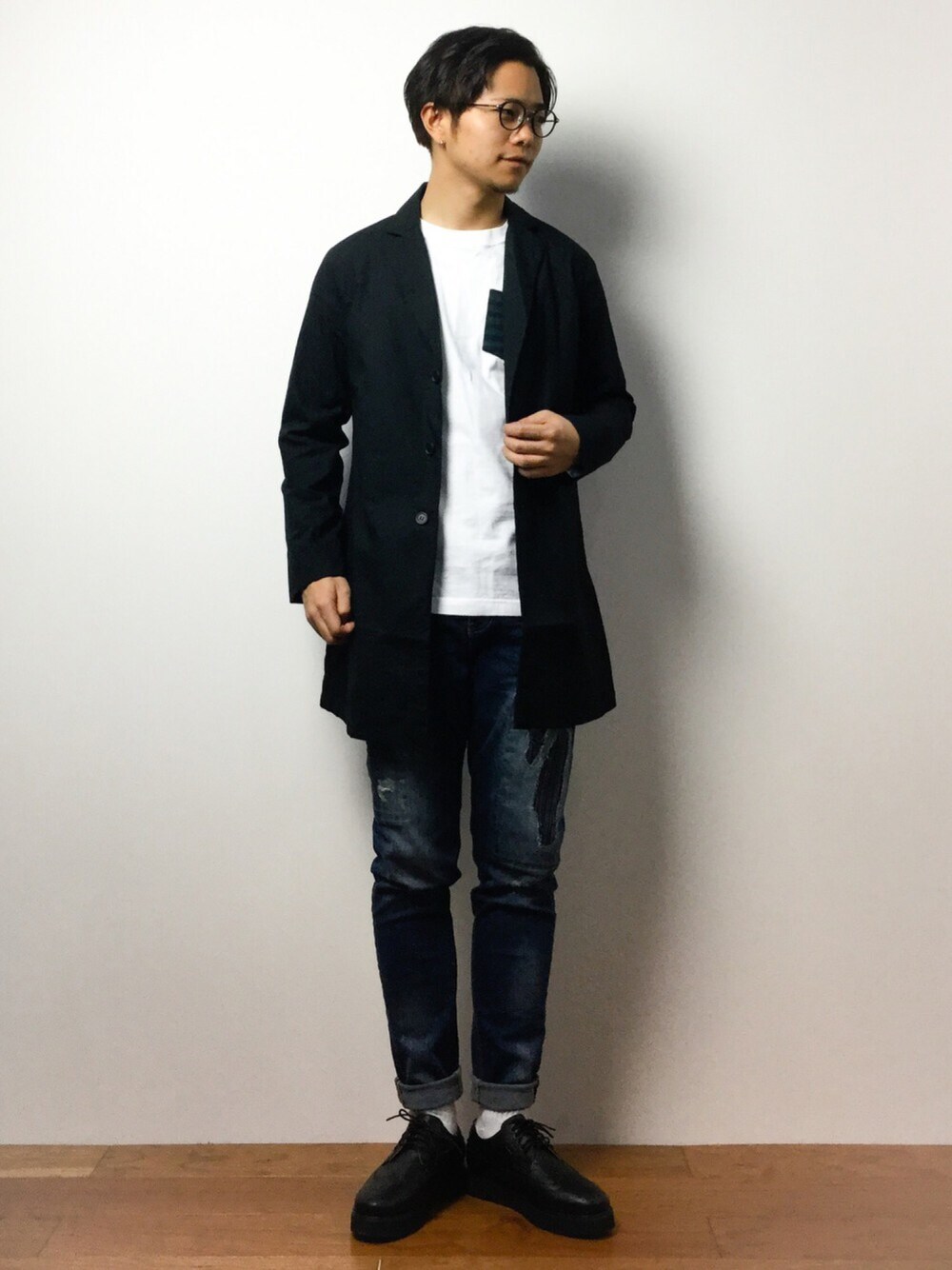 「ブラック、めがね、大人カジュアル、丸メガネ」｜「BEAMS TのΠ【SPECIAL PRICE】BEAMS T / ボーダー ポケット ロングスリーブ Tシャツ（Tシャツ/カットソー、ホワイト系）」を使った、K-1RO(ケーイチロー)さん（メンズ・171cm）の冬コーディネートの1枚目の写真
