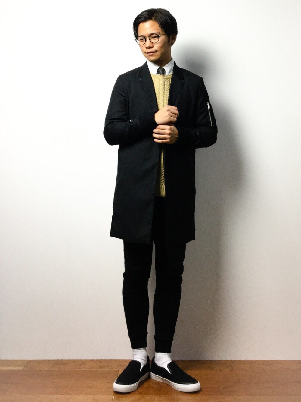 「スニーカー、大人カジュアル、スリッポン、丸メガネ」｜「DETAILSのDETAILS/MILITARY RIB CHESTER CORT（チェスターコート、ブラック系）」を使った、K-1RO(ケーイチロー)さん（メンズ・171cm）の冬コーディネートの1枚目の写真
