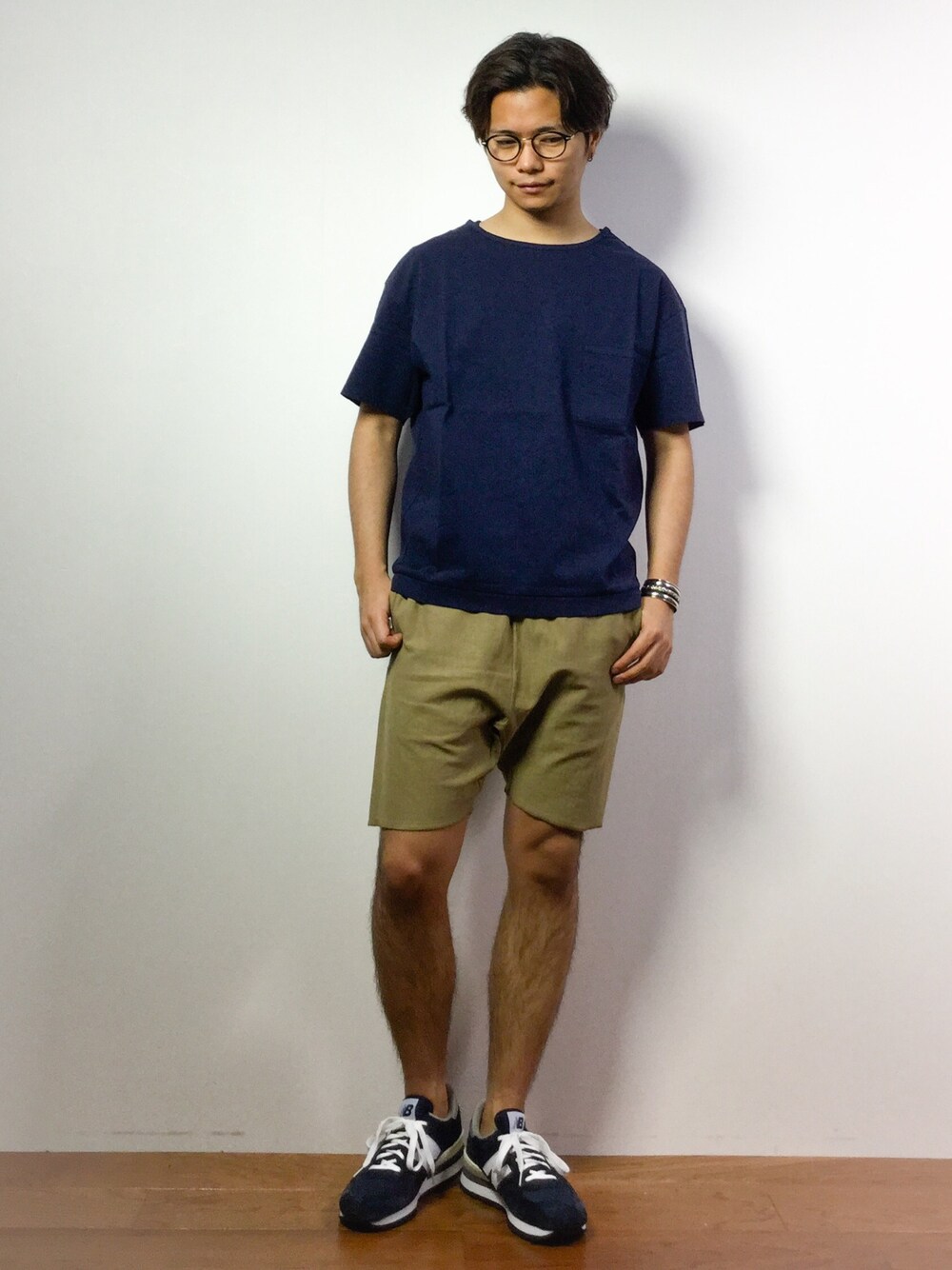「夏、ニューバランス、丸メガネ、バングル、夏コーデ、ビッグT」｜「URBAN RESEARCHのURBAN RESEARCH ペーパー天竺ビックTee（Tシャツ/カットソー、ブルー系）」を使った、K-1RO(ケーイチロー)さん（メンズ・171cm）の春コーディネートの1枚目の写真