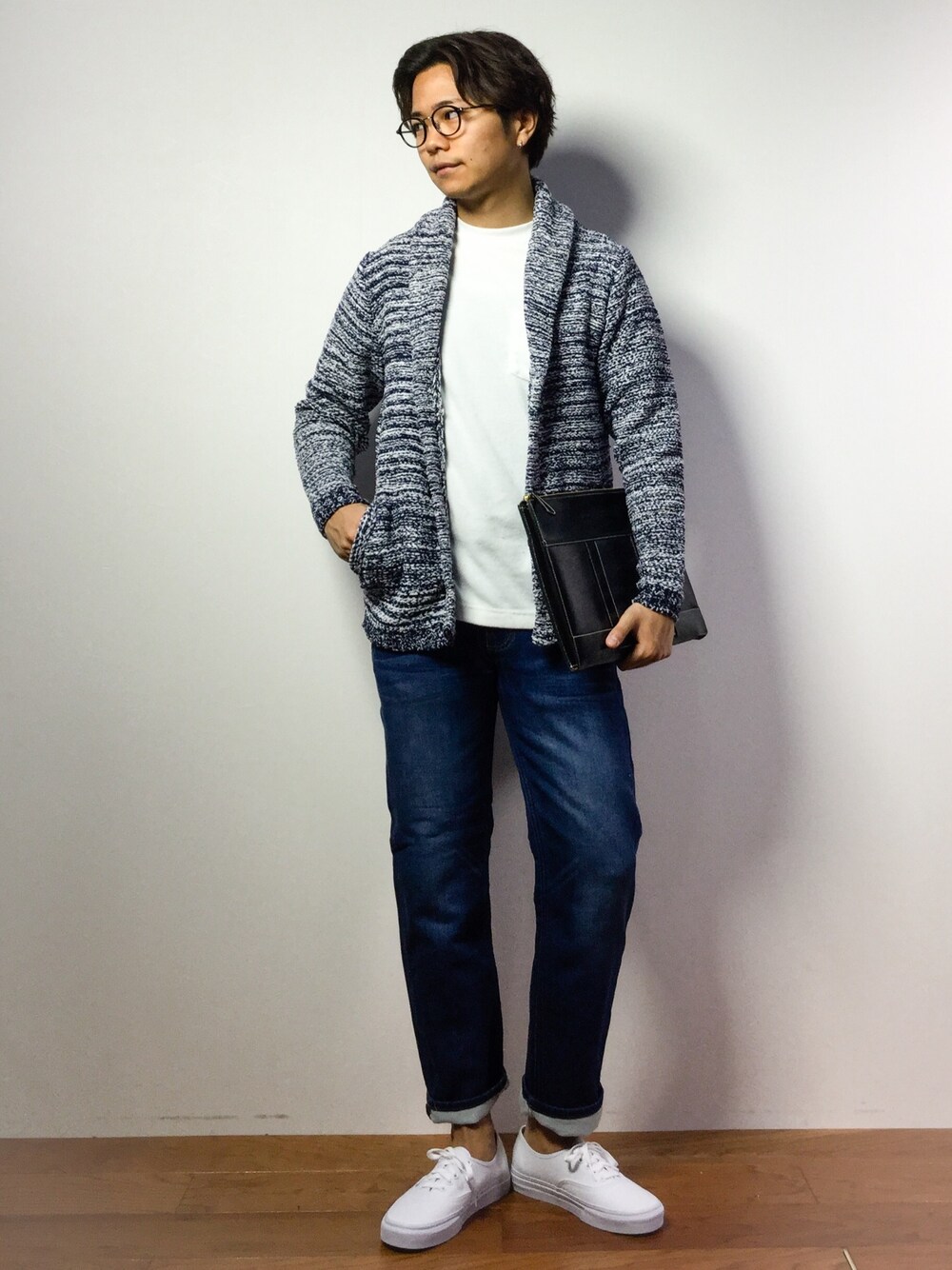 「バンズ、ショールカラー、白スニーカー、丸メガネ、ロールアップ、春コーデ、無地T、はるコーデ」｜「URBAN RESEARCH Sonny LabelのSonny Label シャギーメランジCD（カーディガン/ボレロ、ブルー系）」を使った、K-1RO(ケーイチロー)さん（メンズ・171cm）の春コーディネートの1枚目の写真