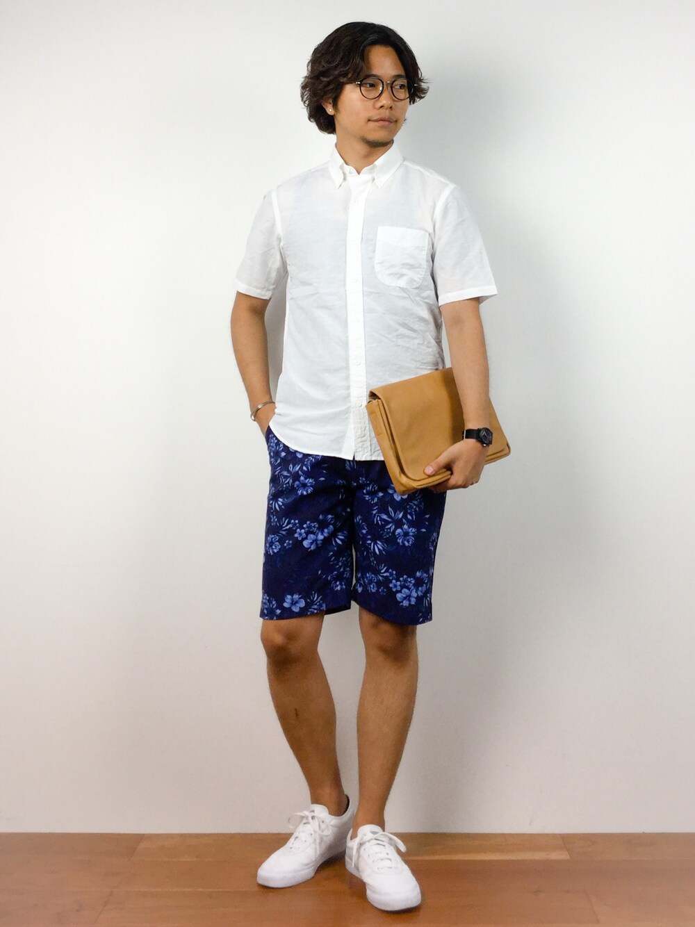 「白シャツ、夏、クラッチバッグ、ショートパンツ、総柄、白スニーカー、丸メガネ、ショーツ、夏コーデ、オトナカジュアル」｜「green label relaxingのBC C/LI DUNGAREE BD S/S シャツ（シャツ/ブラウス、ホワイト系）」を使った、K-1RO(ケーイチロー)さん（メンズ・171cm）の夏コーディネートの1枚目の写真