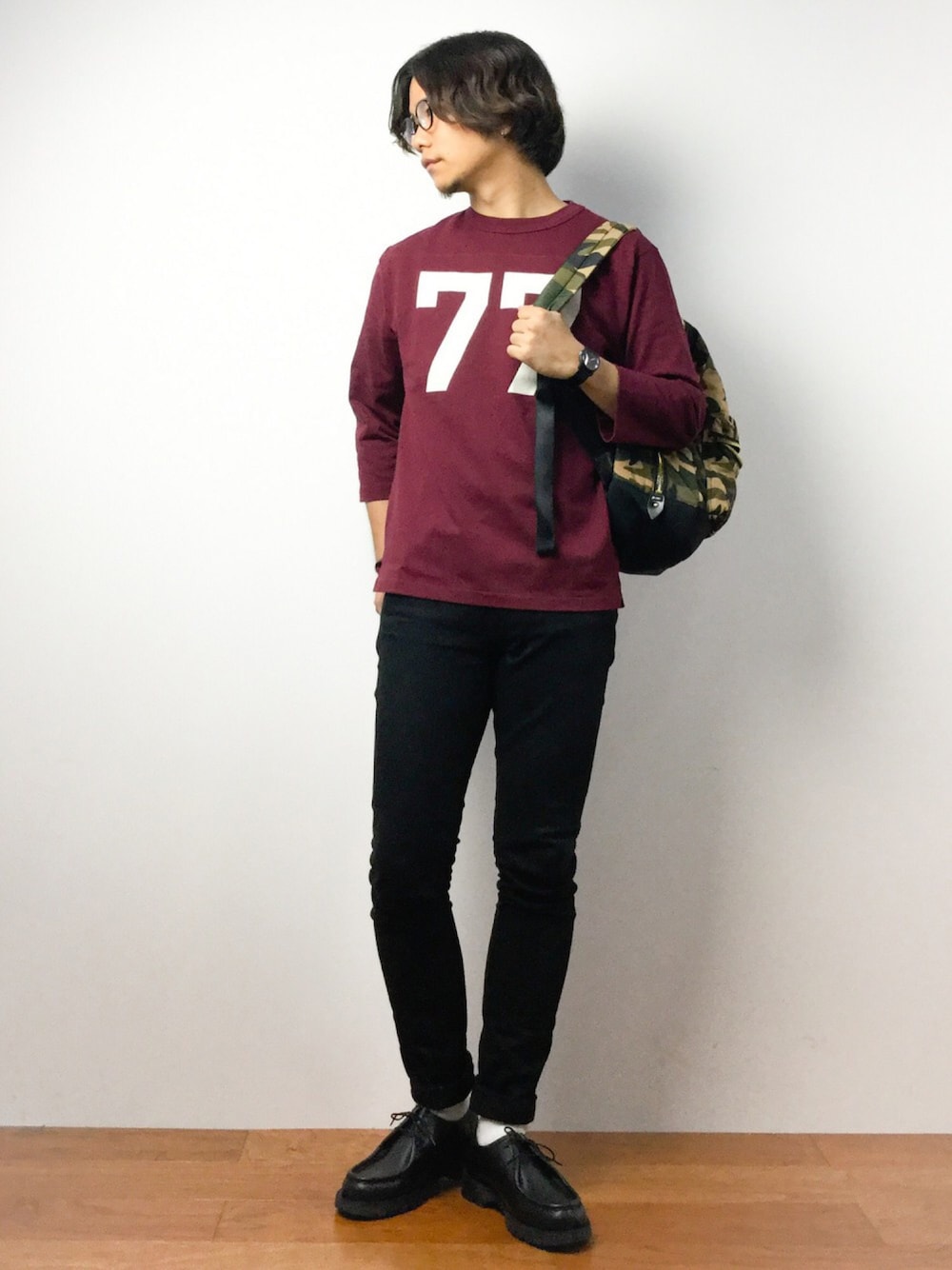 「カジュアル、バックパック、カモフラ、秋のコーデ、丸メガネ、白ソックス、ootd、カジュアルコーデ、黒スキニー、フットボールTシャツ」｜「CHESWICKのCheswick×BEAMS / 別注 7分丈フットボールT（Tシャツ/カットソー、レッド系）」を使った、K-1RO(ケーイチロー)さん（メンズ・171cm）の秋コーディネートの1枚目の写真