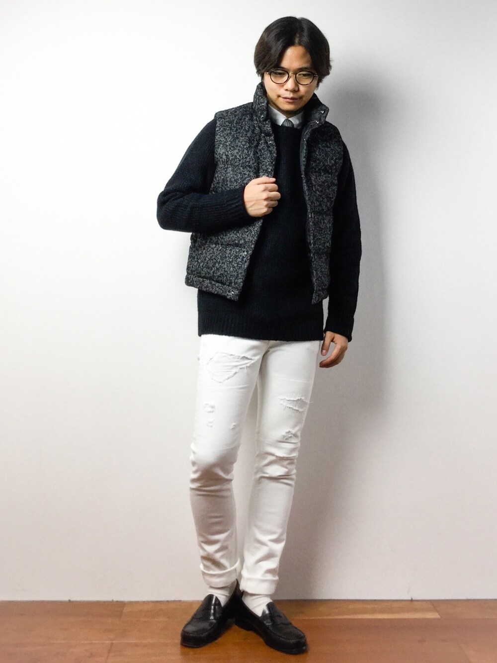 その他のダウンベスト、ブラック系のニット/セーター、ホワイト系のデニムパンツを着用したメンズの秋コーディネートの1枚目の写真