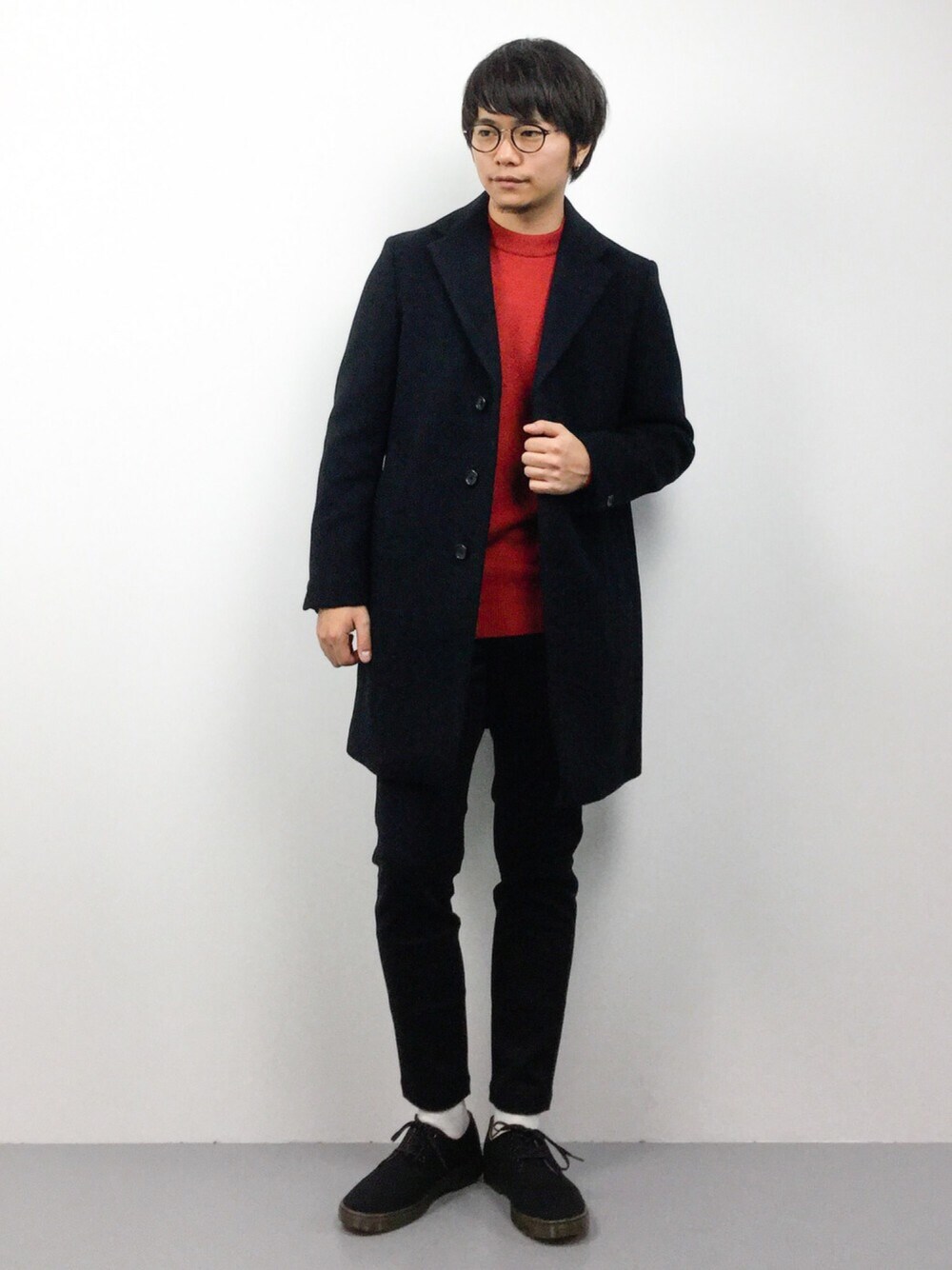 「めがね、Dr.Martens、大人カジュアル、丸メガネ、白ソックス、冬、きれいめカジュアル、赤ニット、オトナカジュアル、ワインレッド」｜「UNITED TOKYOのZEGNA BARUFFA Cashwoolクルーネックニット（ニット/セーター、レッド系）」を使った、K-1RO(ケーイチロー)さん（メンズ・171cm）の秋コーディネートの1枚目の写真