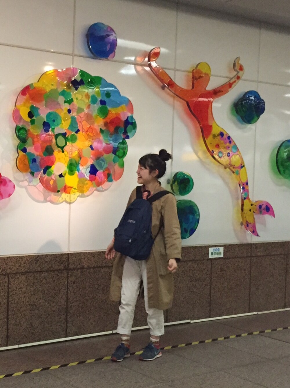 ベージュ系のトレンチコート、オレンジ系のシャツ/ブラウス、ホワイト系のその他パンツを着用したレディースの冬コーディネートの1枚目の写真