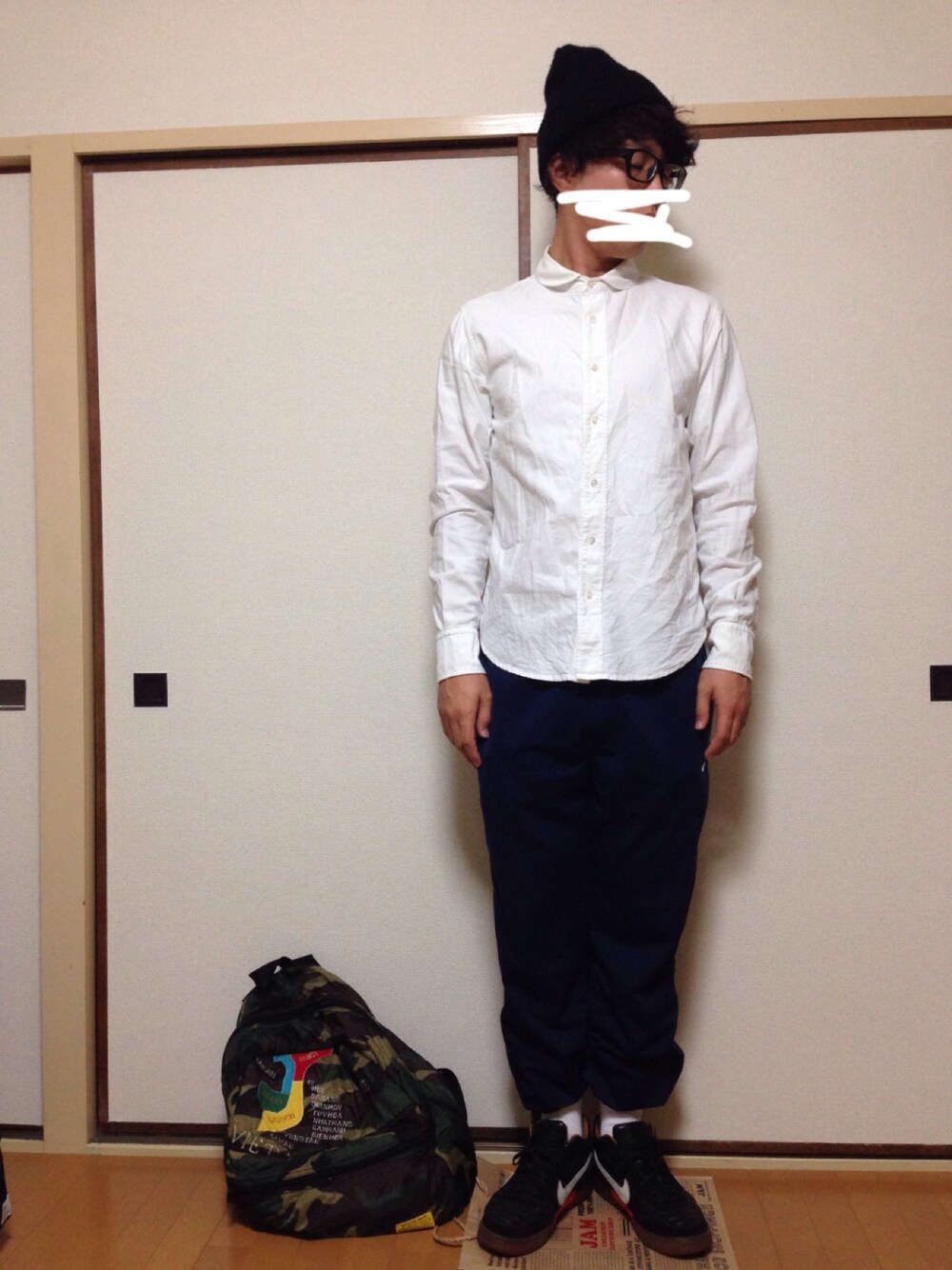 ホワイト系のシャツ/ブラウス、ブルー系のパンツ、その他のバックパック/リュックを着用したメンズの秋コーディネートの1枚目の写真