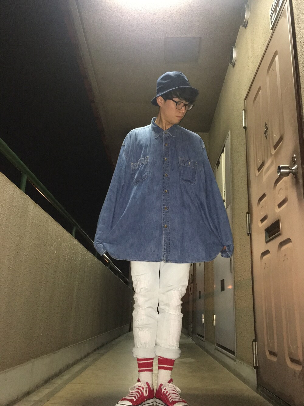 ブルー系のシャツ/ブラウス、ブルー系のデニムパンツ、レッド系のスニーカーを着用したメンズの春コーディネートの1枚目の写真