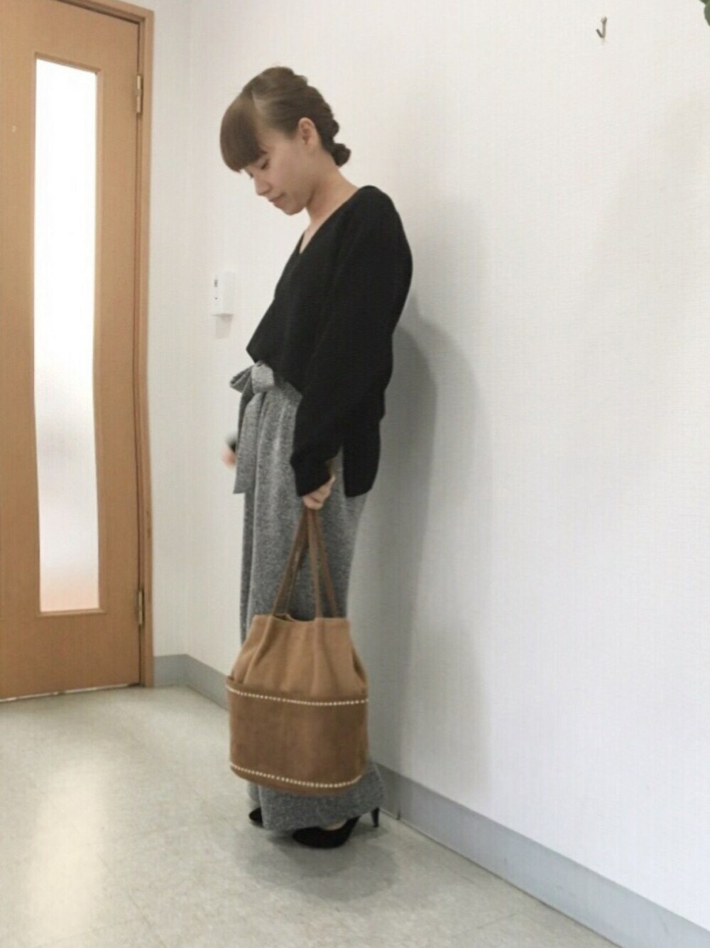 「トートバッグ、シンプルコーデ、ニット、ツィード、秋冬、スタッズ、outfit」｜「MIAN のスタッズスウェード切替えトートバッグ（トートバッグ、イエロー系）」を使った、tomonoさん（レディース・153cm）の秋コーディネートの1枚目の写真