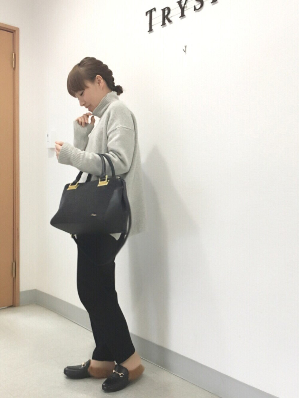 「ニット、ツイード、フェイクレザー、バッグ、トートバッグ、冬コーデ、ootd、オトナカジュアル」｜「MIAN の素材切替2wayトートバッグ（トートバッグ、ブラック系）」を使った、tomonoさん（レディース・153cm）の秋コーディネートの1枚目の写真