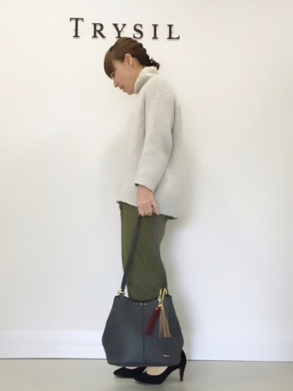 「バッグ、ショルダーバッグ、タッセル、ニット、ベイカーパンツ、パンプス、大人カジュアル、ootd、冬」｜「MIAN のロングハンドルトートバッグ（トートバッグ、ブラック系）」を使った、tomonoさん（レディース・153cm）の冬コーディネートの1枚目の写真