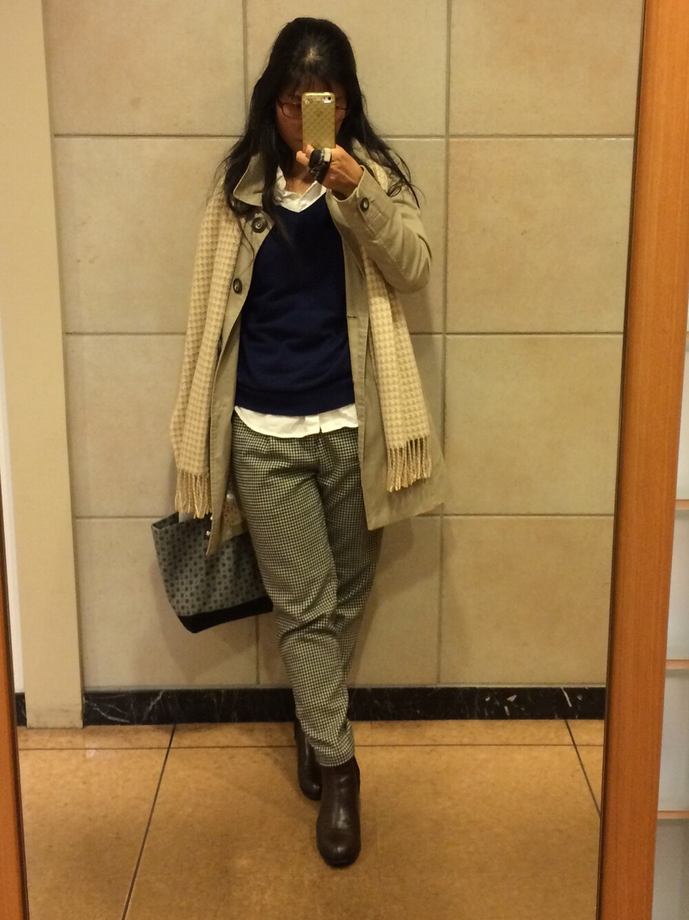 グレー系のその他パンツ、ブルー系のニット/セーター、ブラウン系のブーツを着用したレディースの冬コーディネートの1枚目の写真