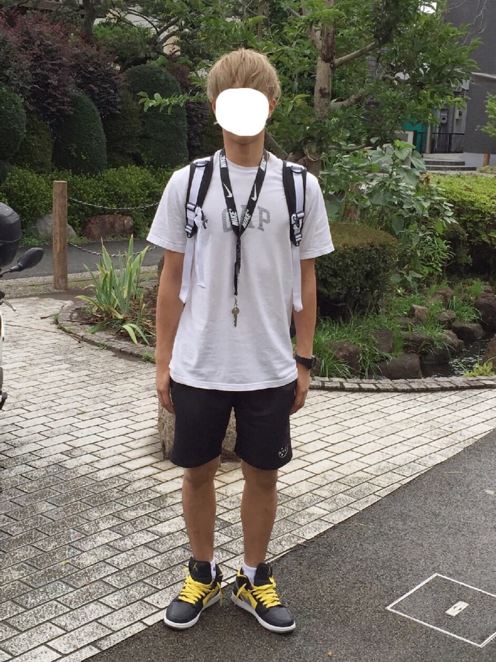 ブラック系のバックパック/リュック、ホワイト系のTシャツ/カットソー、ブラック系のその他パンツを着用したメンズの夏コーディネートの1枚目の写真