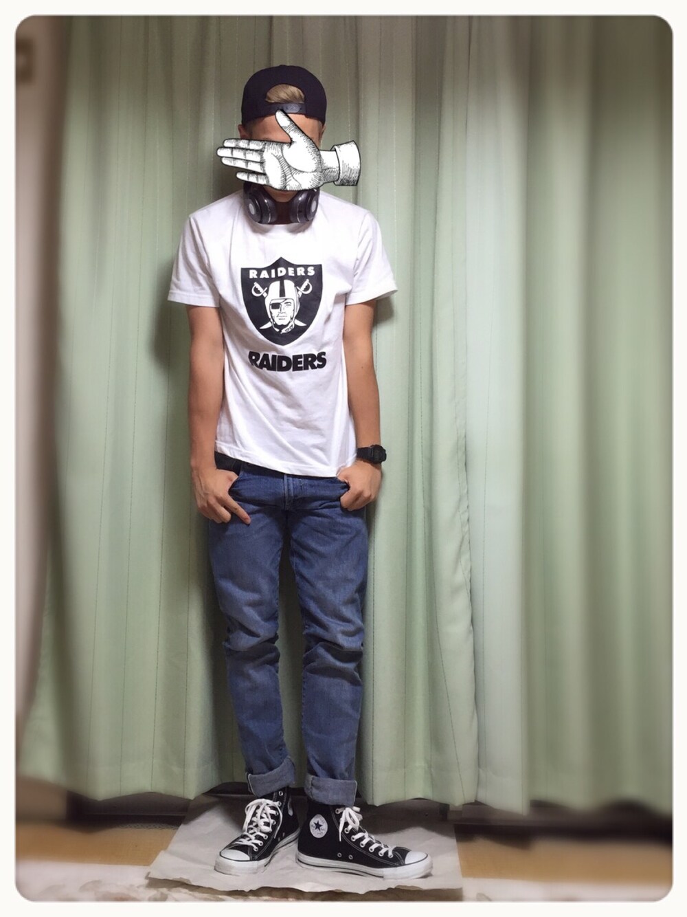 ホワイト系のTシャツ/カットソー、ブルー系のその他パンツ、ブラック系のスニーカーを着用したメンズの夏コーディネートの1枚目の写真