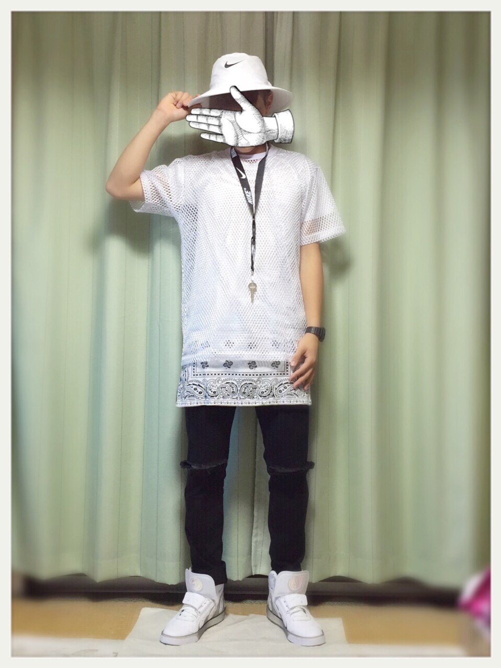 ホワイト系のスニーカー、ブラック系のその他パンツ、ホワイト系のTシャツ/カットソーを着用したメンズの夏コーディネートの1枚目の写真