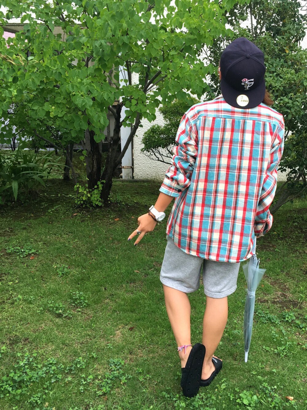 その他のトップス、グレー系のその他パンツ、ブラック系のサンダルを着用したレディースの秋コーディネートの1枚目の写真