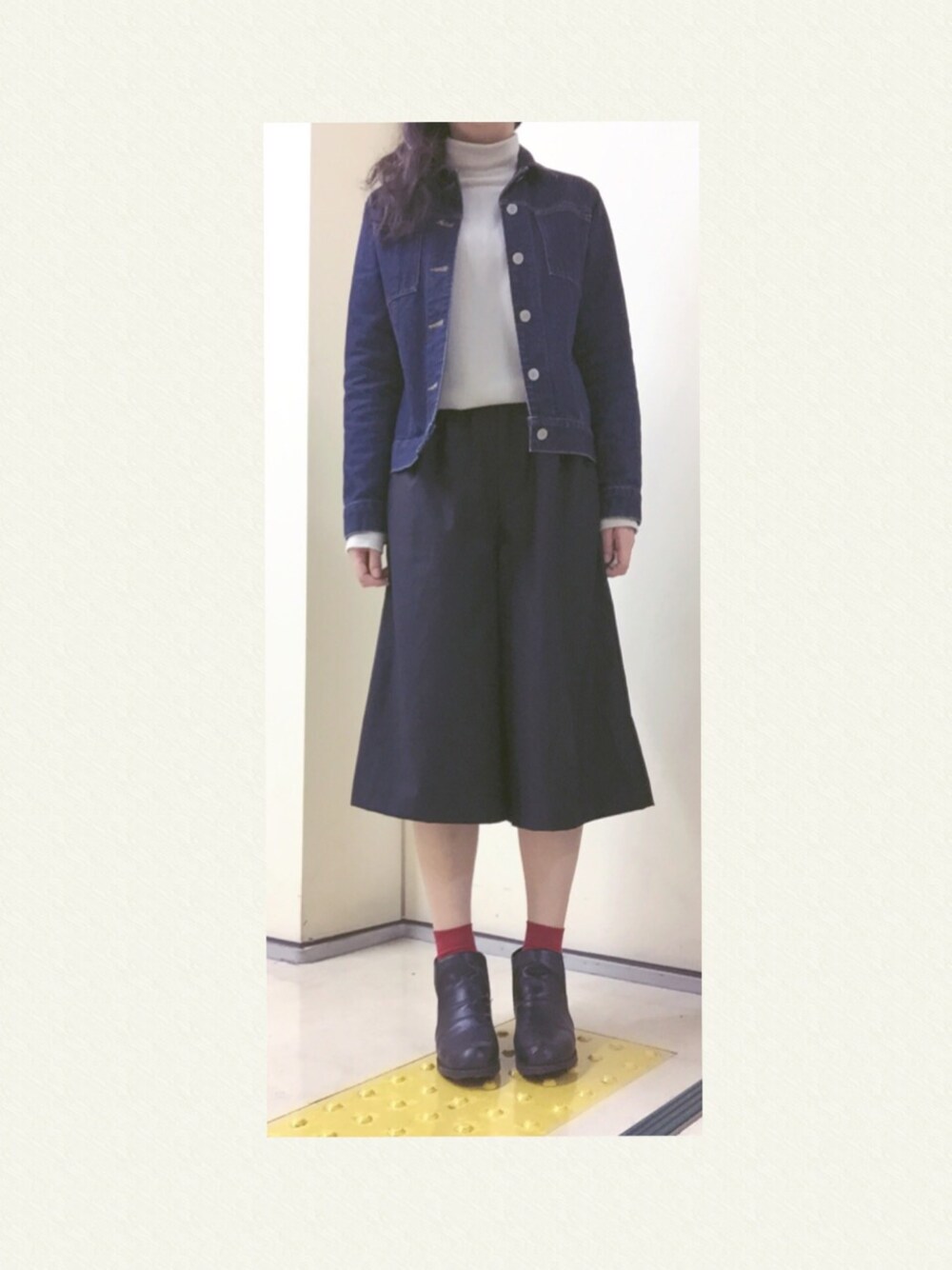 「ガウチョパンツ、フリース、Gジャン、Gジャン×タートルネック、ソックス、赤い靴下、ショートブーツ、デニムジャケット、タートルネック、インディゴデニム」｜「iiMKのアイテム（デニムジャケット、ブルー系）」を使った、マカロニさん（レディース・160cm）の冬コーディネートの1枚目の写真