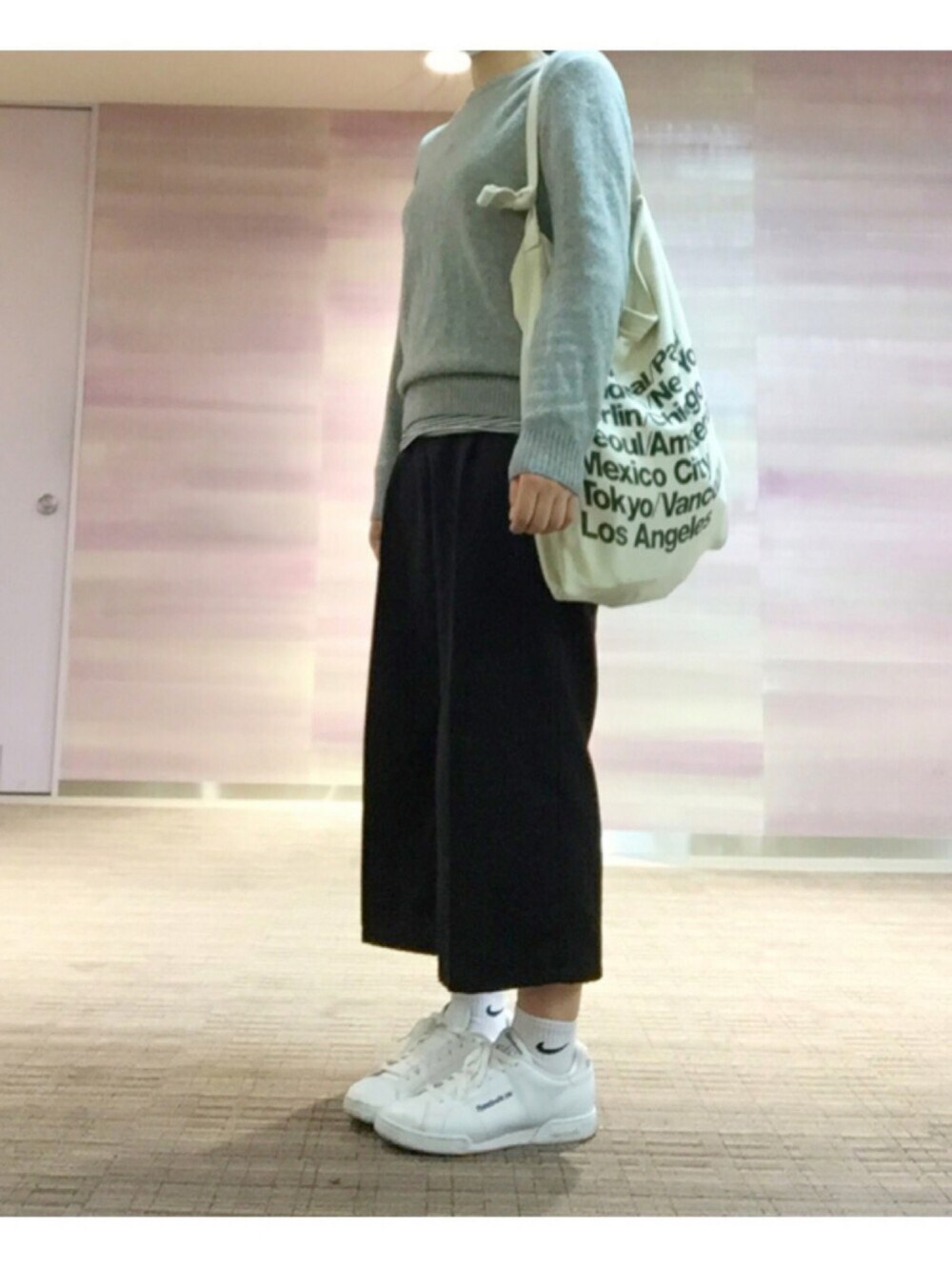 「グレーのニット、エコバッグ、クロップドパンツ、ワイドパンツ、ボーダーちら見せ、あたし、靴下×スニーカー、白ソックス、白スニーカー、春コーデ」｜「UNIQLOのアイテム（ニット/セーター、グレー系）」を使った、マカロニさん（レディース・160cm）の春コーディネートの1枚目の写真
