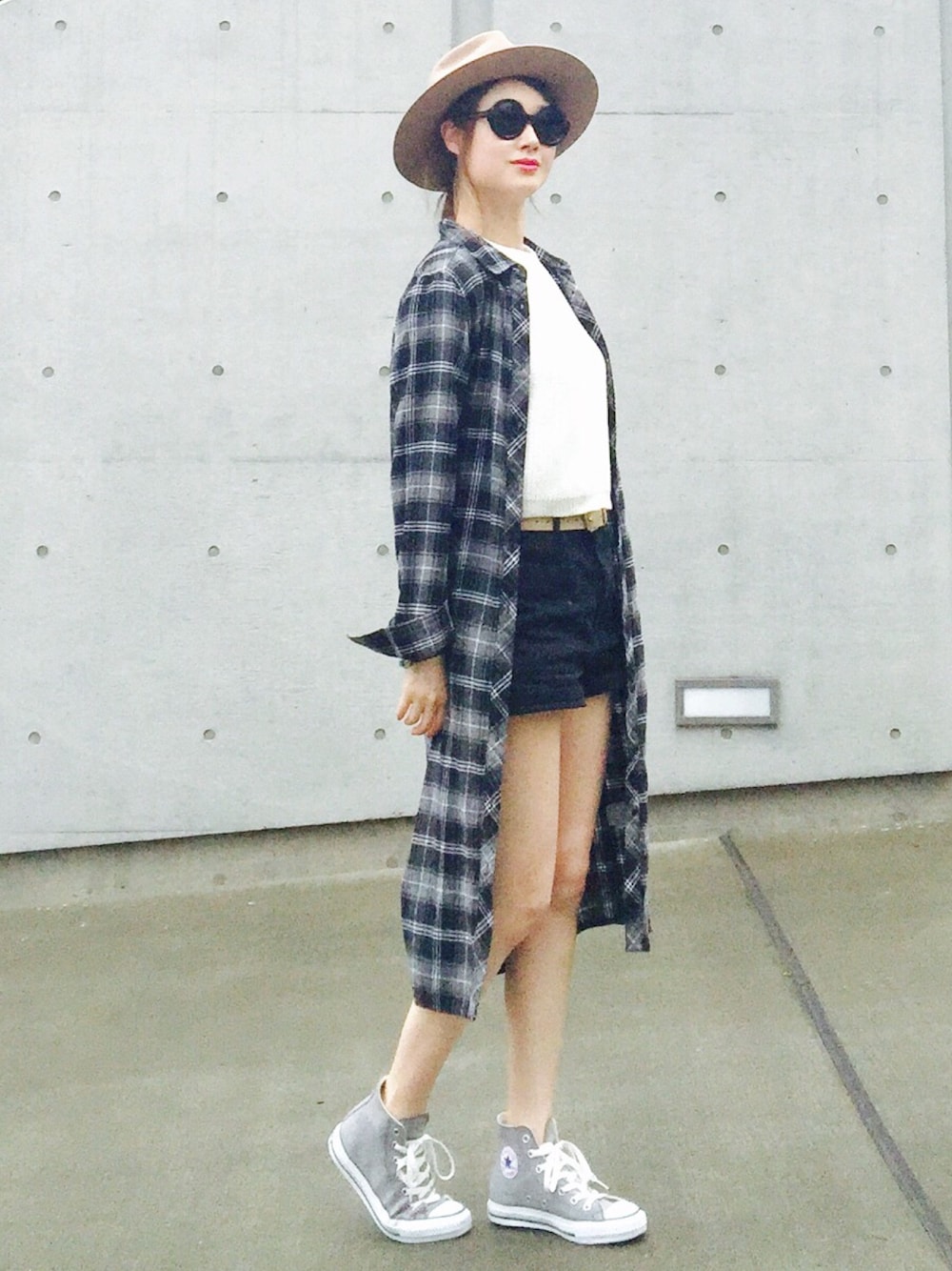 「シャツワンピ、ショートパンツ、大人カジュアル、ロングシャツ、ZOZO夏セール2015、秋、フェルトハット、パックTシャツ、服バカ秋の大運動会、白組」｜「CONVERSEのALL STAR FUZZYDENIM HI/オールスター ファジーデニム HI（スニーカー、グレー系）」を使った、Creamさん（レディース・158cm）の秋コーディネートの1枚目の写真