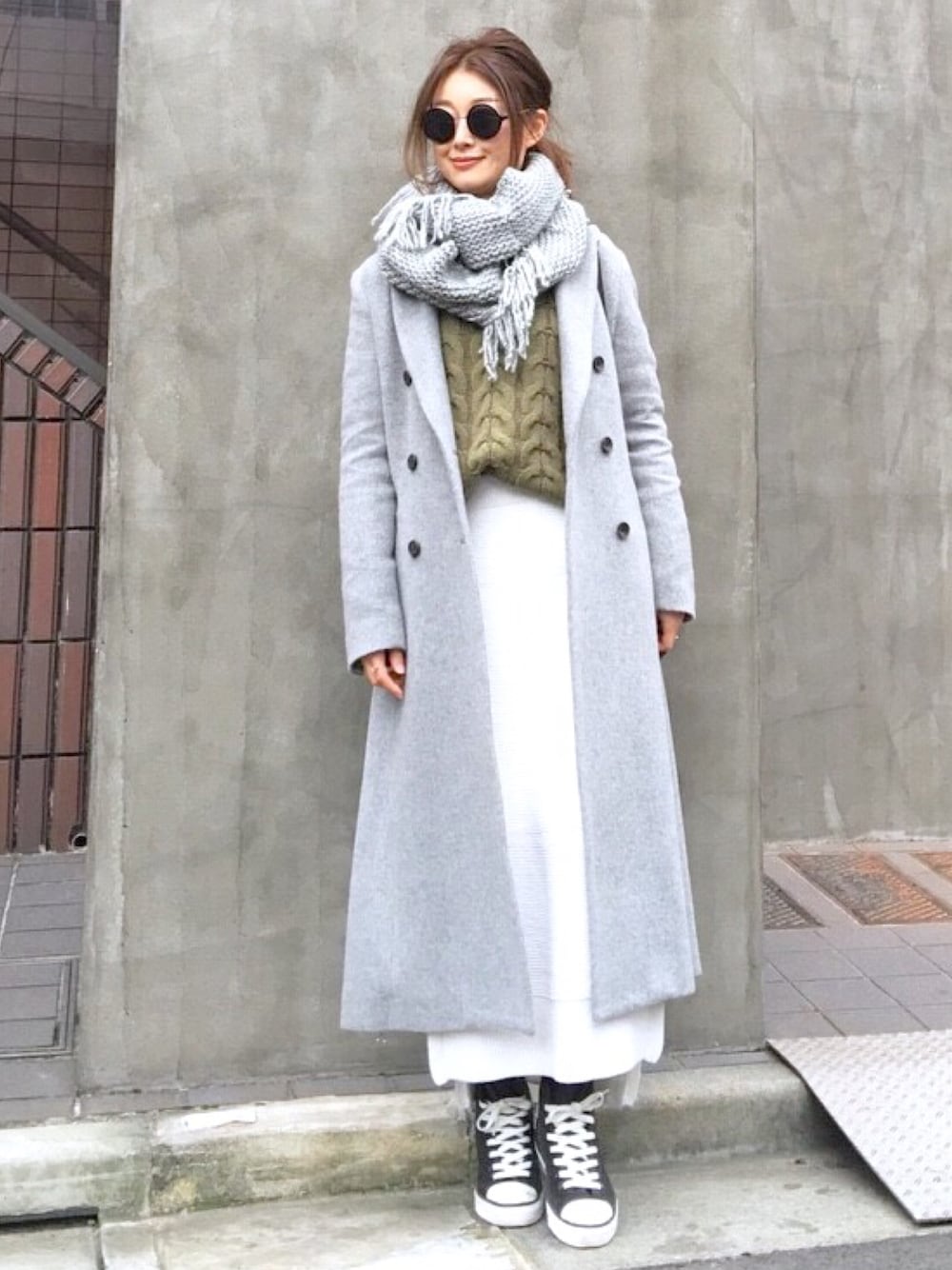「大人カジュアル、チェスターコート、ロングコート、ニットスカート、あったかコーデ、カーキ、冬、スヌード、グレー、クリスマス」｜「URBAN RESEARCHのUR マキシ丈Wブレストチェスターコート（その他アウター、グレー系）」を使った、Creamさん（レディース・158cm）の冬コーディネートの1枚目の写真