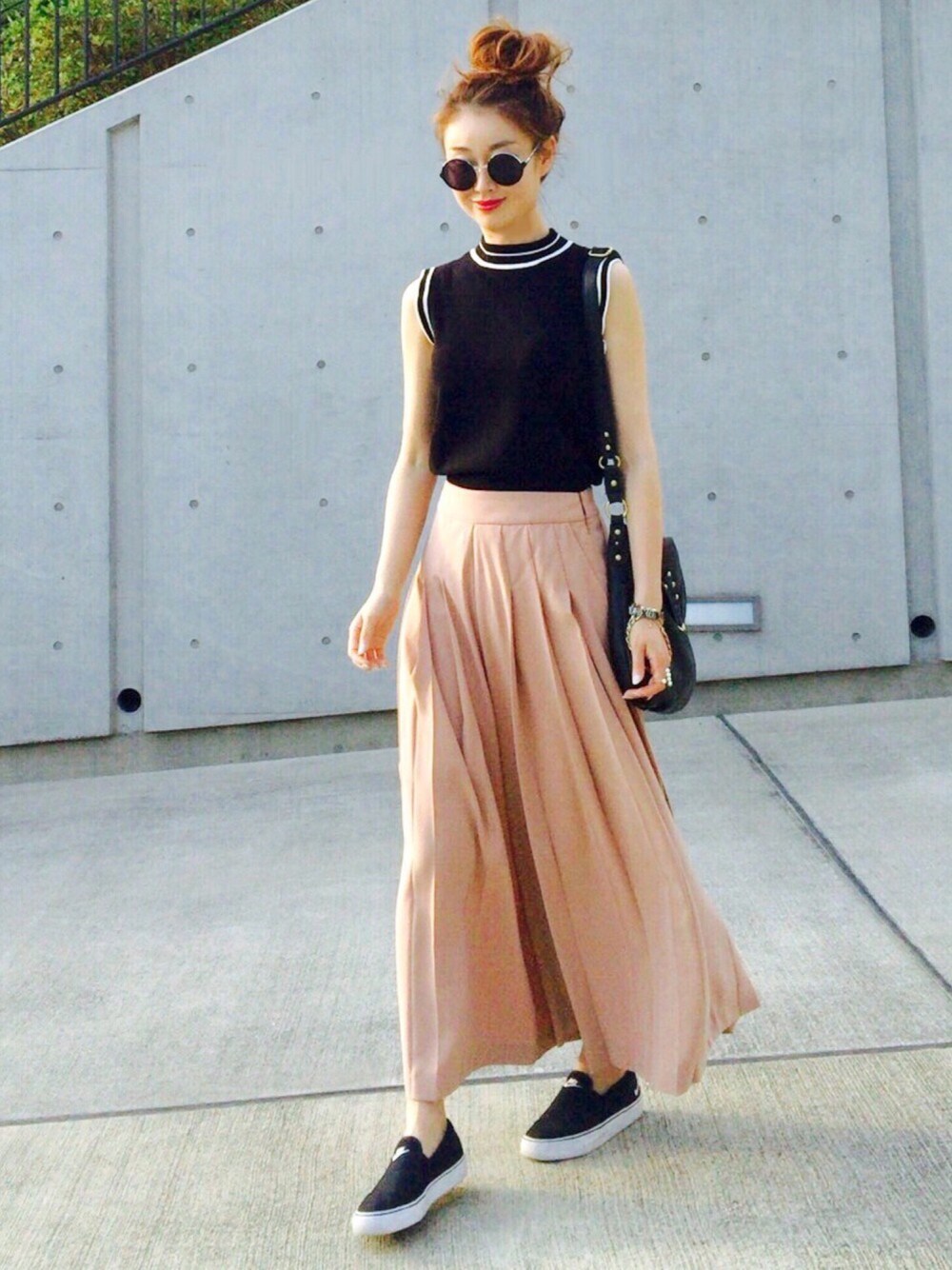 ベージュ系のその他パンツ、ブラック系のニット/セーター、ブラック系のバッグを着用したレディースの夏コーディネートの1枚目の写真
