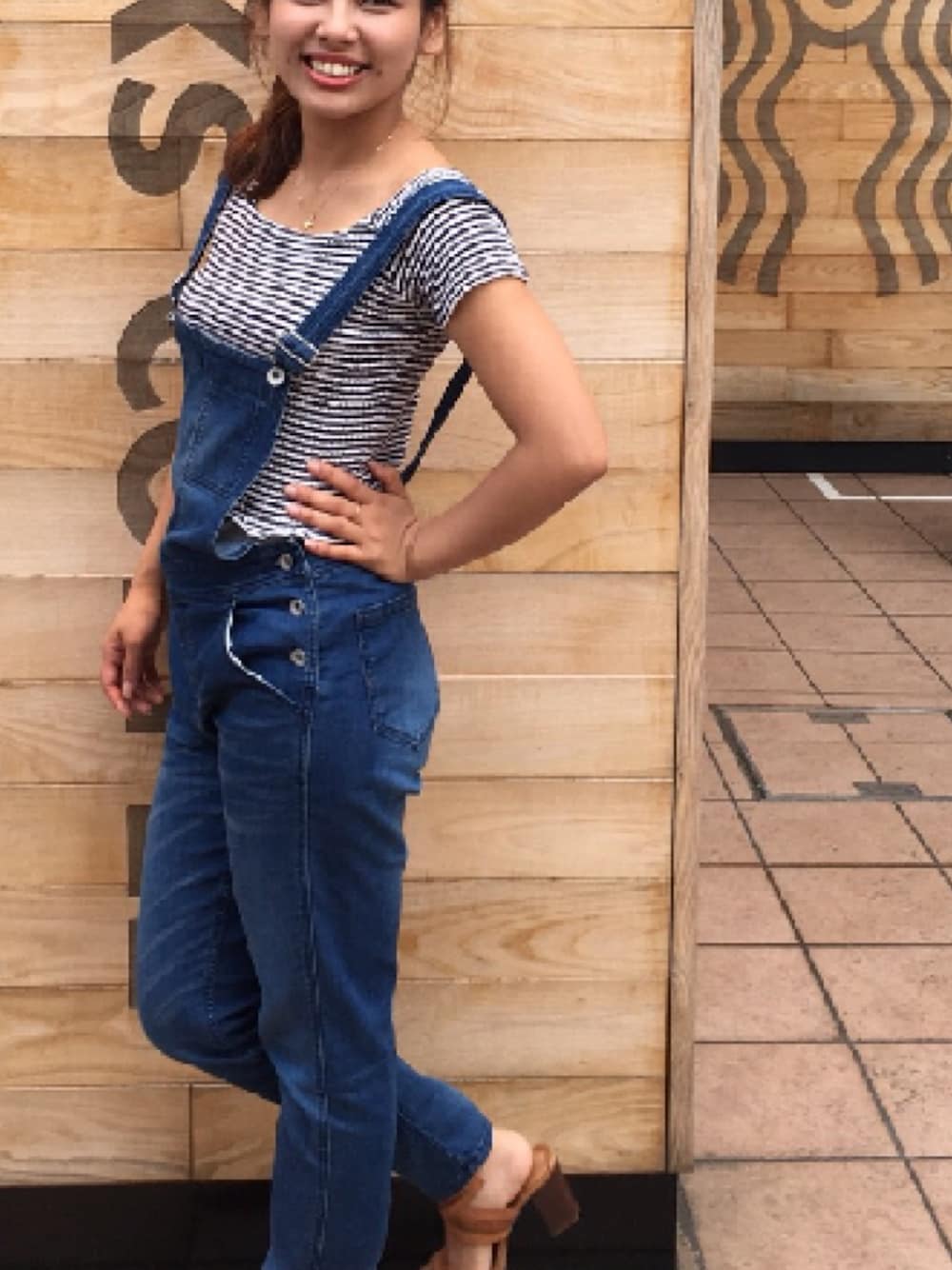 「スタバ、夏、オールインワン、デニム、カジュアルコーデ、ボーダー、元気、STARBUCKS、オーバーオール、fashion」｜「FREE'S MARTのデニムオーバーオール（サロペット/オーバーオール、ブルー系）」を使った、yuyuさん（レディース・159cm）の夏コーディネートの1枚目の写真