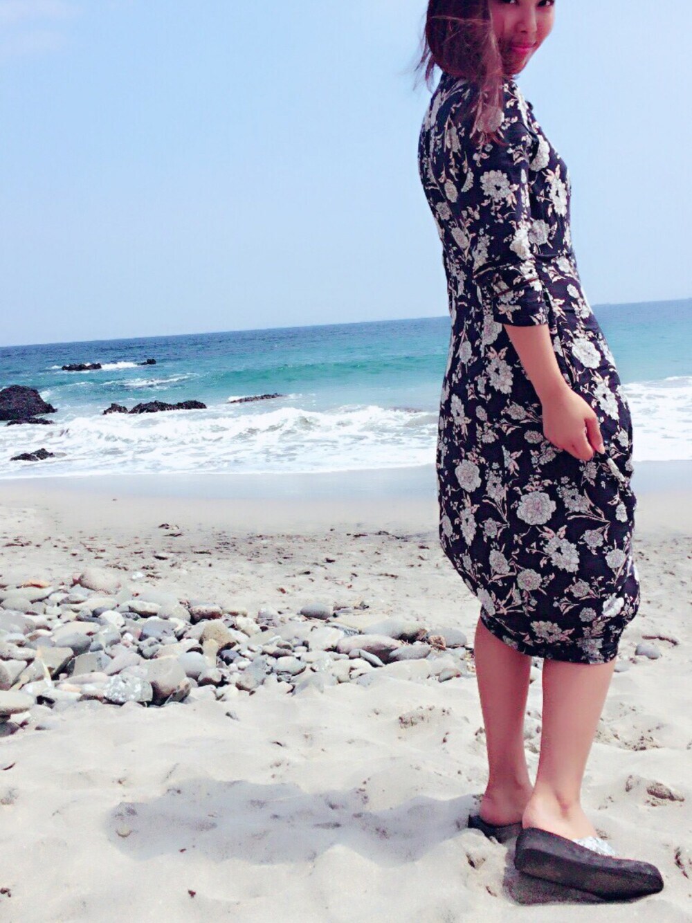 「白浜、beach、海、summer、黒、フラワー、大人コーデ、夏、STYLE、ZARA」｜「ZARAのアイテム（シャツワンピース、ブラック系）」を使った、yuyuさん（レディース・159cm）の夏コーディネートの1枚目の写真