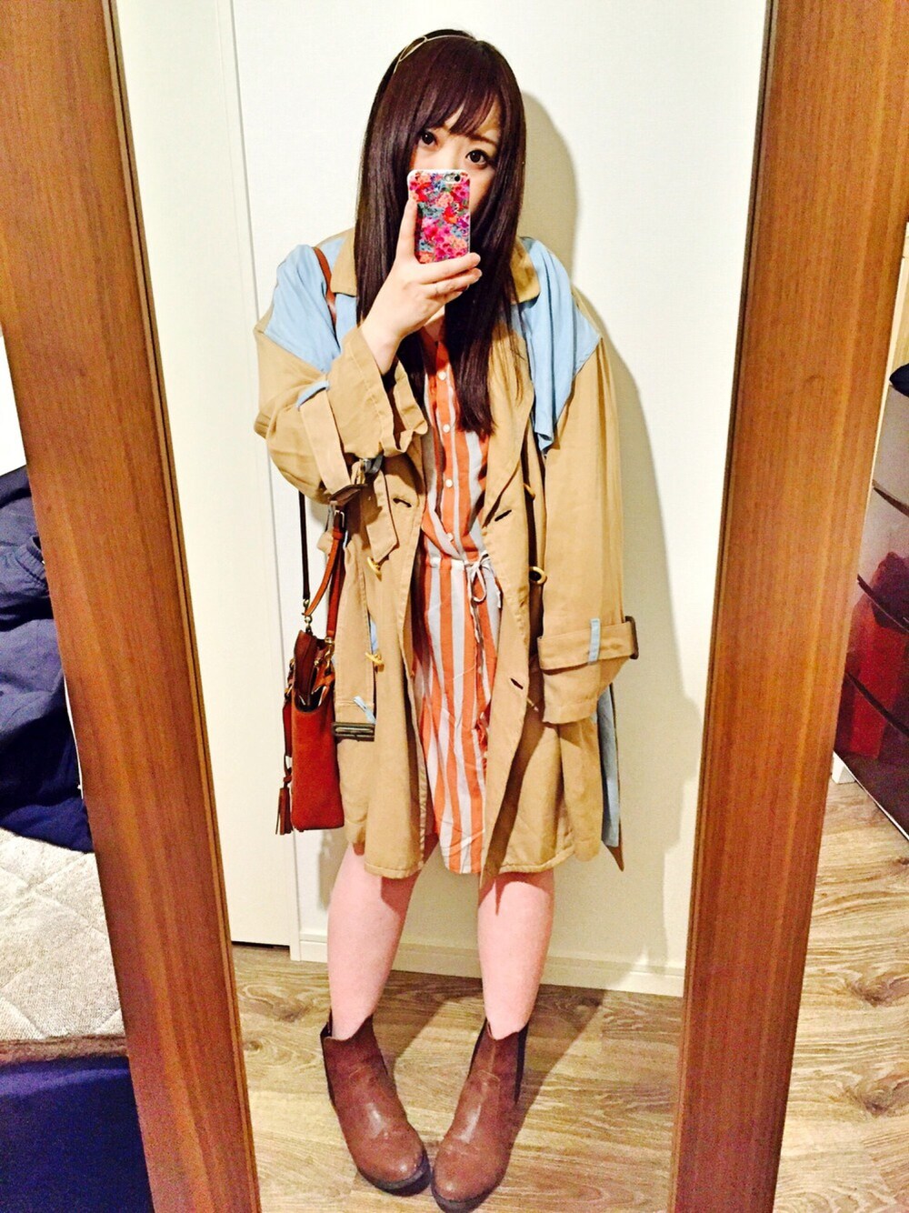 「春、寒い、メルシーボークー、ビュルデサボン、シンプル、トレンチコート、カチューシャ」｜「bulle de savonのC/Siストライプ  OP（ワンピース、オレンジ系）」を使った、よーこっこさん（レディース・152cm）の春コーディネートの1枚目の写真