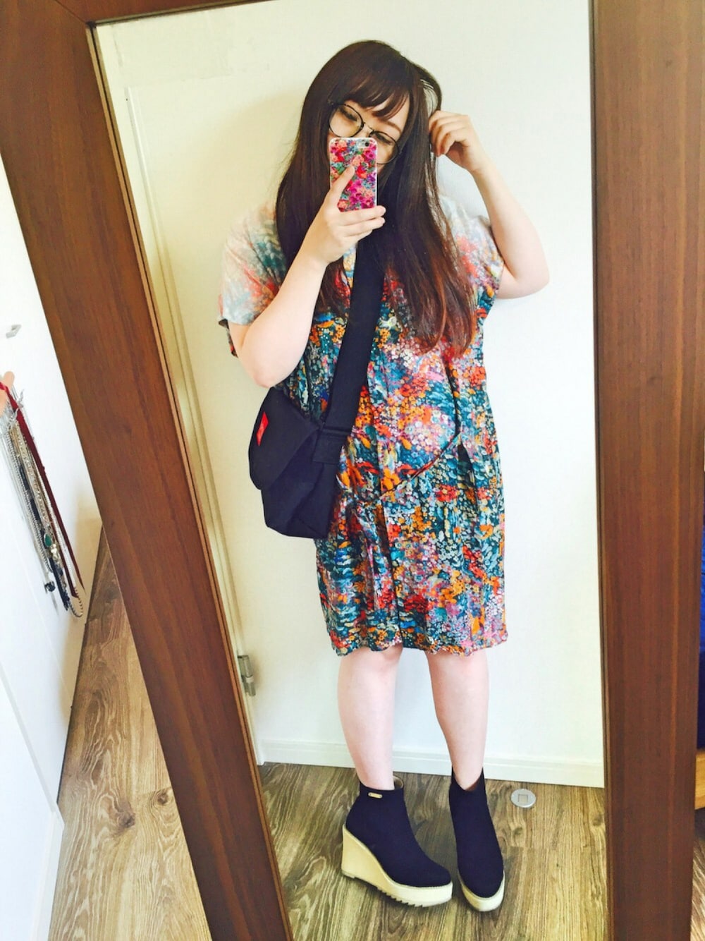 「シャツワンピ、ゆるコーデ、すっぴん、めがね、花柄、はるコーデ、大人カジュアル、ワンピース、メルシーボークー、ツモリチサト」｜「TSUMORI CHISATOの海の花畑ローン（ワンピース、グリーン系）」を使った、よーこっこさん（レディース・152cm）の春コーディネートの1枚目の写真