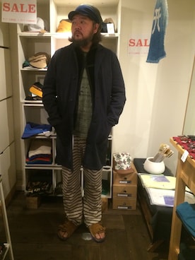 「総柄トップス」｜「アイテム（ステンカラーコート）」を使った、熊坂スグルさん（メンズ・181cm）の秋コーディネート