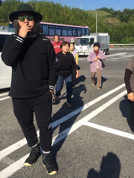 「黒コーデ」｜「アイテム（水着/着物・浴衣）」を使った、熊坂スグルさん（メンズ・181cm）の秋コーディネート