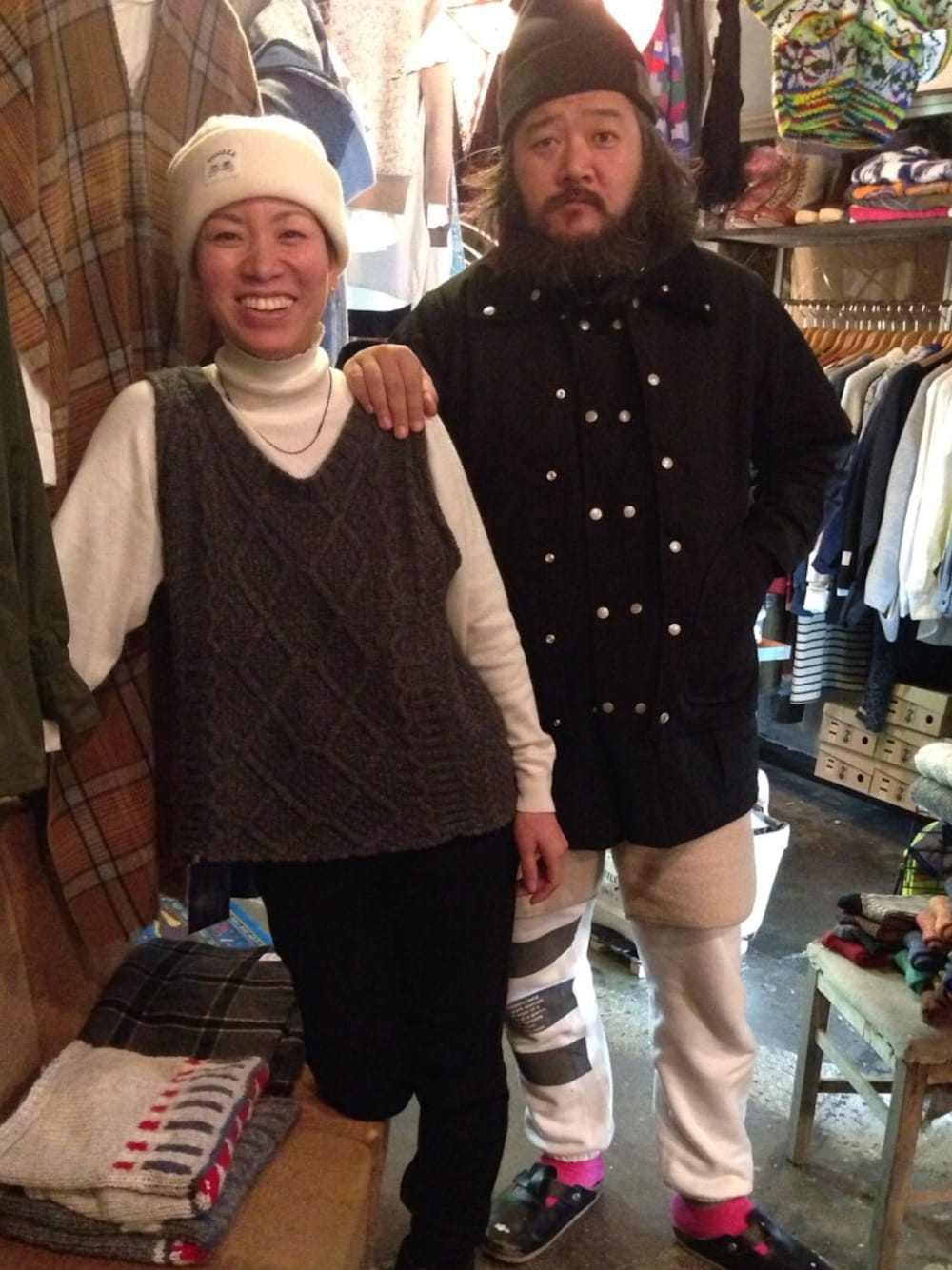 「伊藤ちゃん、エターナル、静岡、ササフラス、sasafras、mountain research、ultraheavy、大きな男、ボタン渋滞、fridge」｜「ultraheavyの片足シマシマウルトラヘビー（その他パンツ、ホワイト系）」を使った、熊坂スグルさん（メンズ・181cm）の冬コーディネートの1枚目の写真