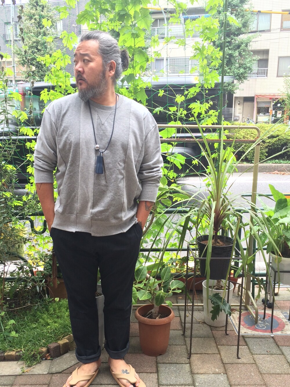 「建築系、シンプル、おっさん、巨乳、グッドオル、グッドオルのディレクターは今が春、fridge、fridgesetagaya」｜「GOOD OL'のアイテム（Tシャツ/カットソー、グレー系）」を使った、熊坂スグルさん（メンズ・181cm）の夏コーディネートの1枚目の写真