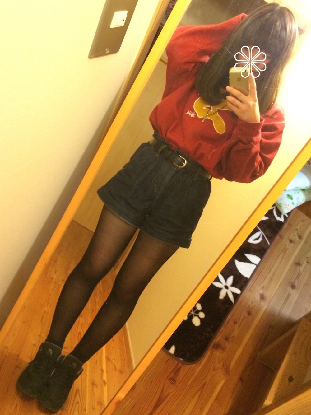 ブルー系のその他パンツ、レッド系のスウェット、ブラック系のスニーカーを着用したレディースの冬コーディネートの1枚目の写真