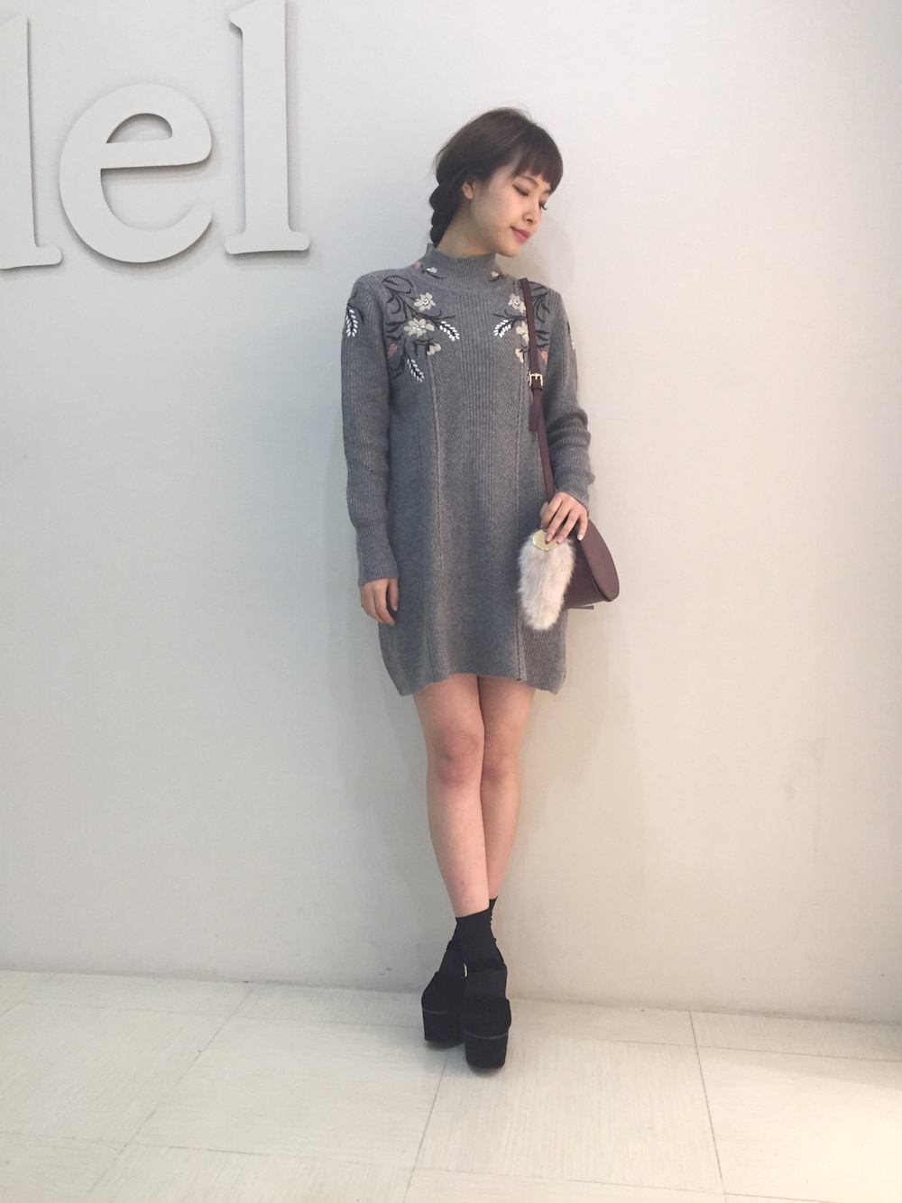 「冬、ニットワンピース、刺繍、厚底サンダル、ファー小物、snidel」｜「SNIDELのエンブロイダリーニットワンピース（ワンピース/ドレス、その他）」を使った、manami Kinoshitaさん（レディース・163cm）の冬コーディネートの1枚目の写真