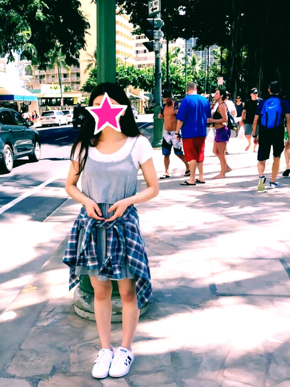 ホワイト系のTシャツ/カットソー、グレー系のワンピース/ドレス、ホワイト系のスニーカーを着用したレディースの冬コーディネートの1枚目の写真