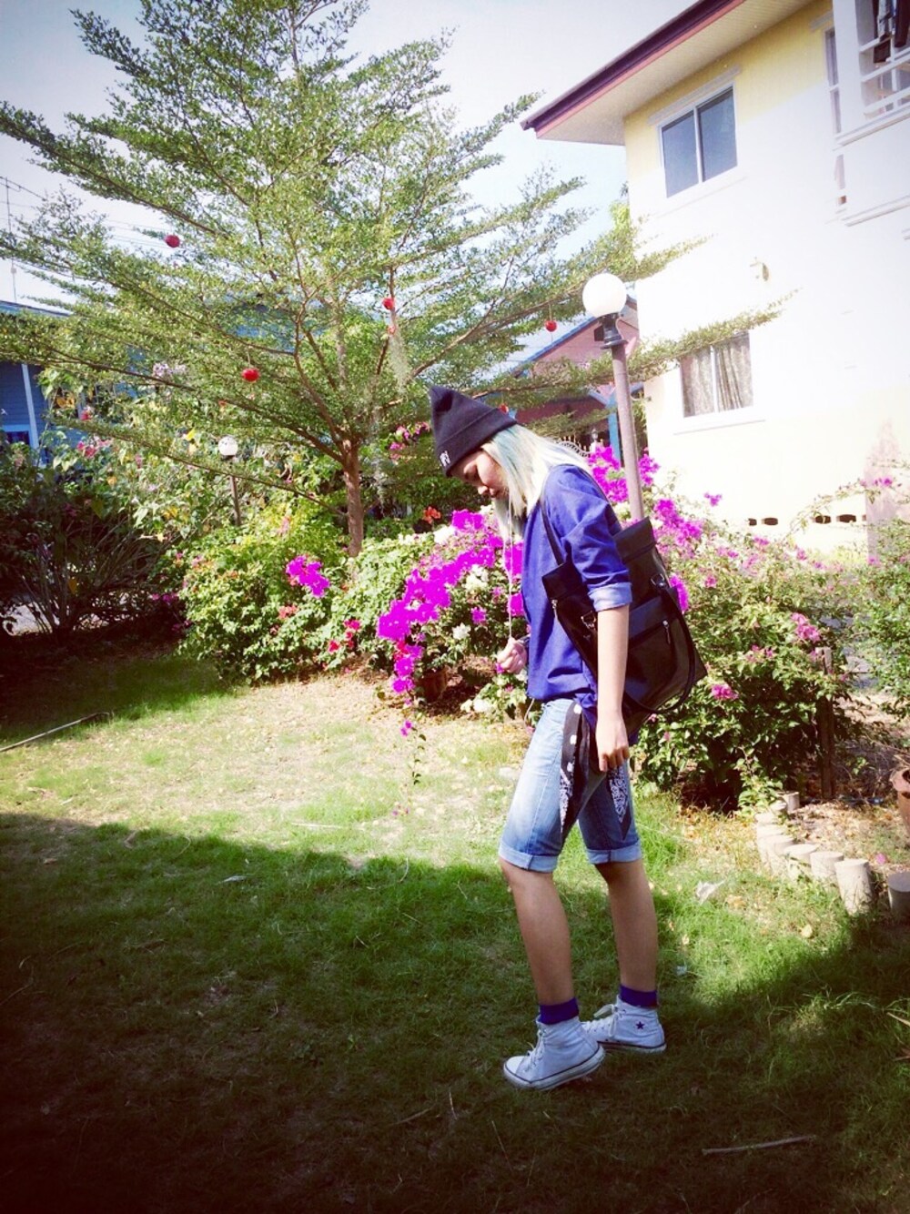「blue、black、converse」｜「U.ARE.WHAT.U.WEARのアイテム（シャツ/ブラウス、ブルー系）」を使った、Mithranデアーさん（レディース・175cm）の冬コーディネートの1枚目の写真