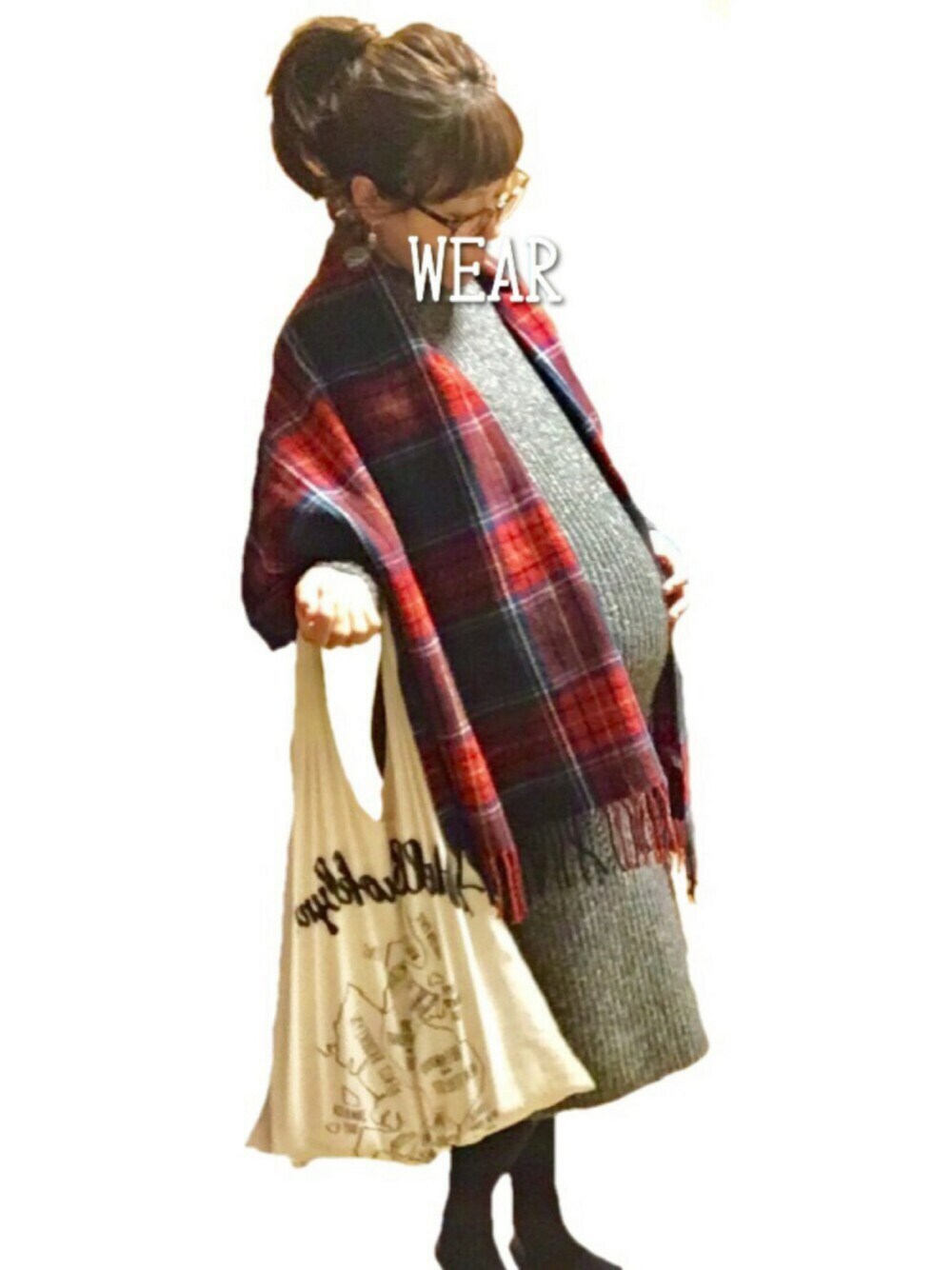 グレー系のワンピース、ホワイト系のエコバッグ/サブバッグ、ブラック系のスニーカーを着用したレディースの秋コーディネートの1枚目の写真