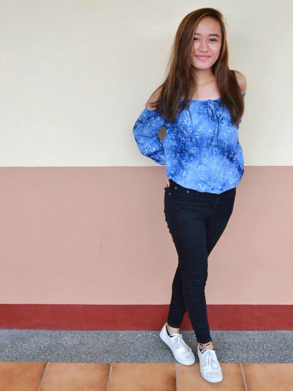 「outfit、STYLE、outfitoftheday、ootd、blue、black、white、schoolstyle、everydaystyle」｜「nextのアイテム（その他パンツ、ブラック系）」を使った、Riane Garciaさん（レディース・157cm）の秋コーディネートの1枚目の写真