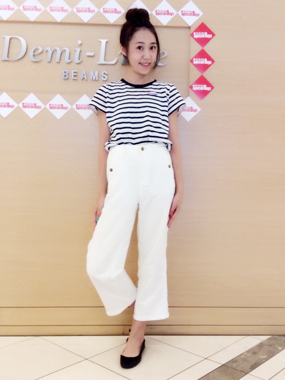 ホワイト系のその他パンツ、ブルー系のTシャツ/カットソーを着用したレディースの夏コーディネートの1枚目の写真