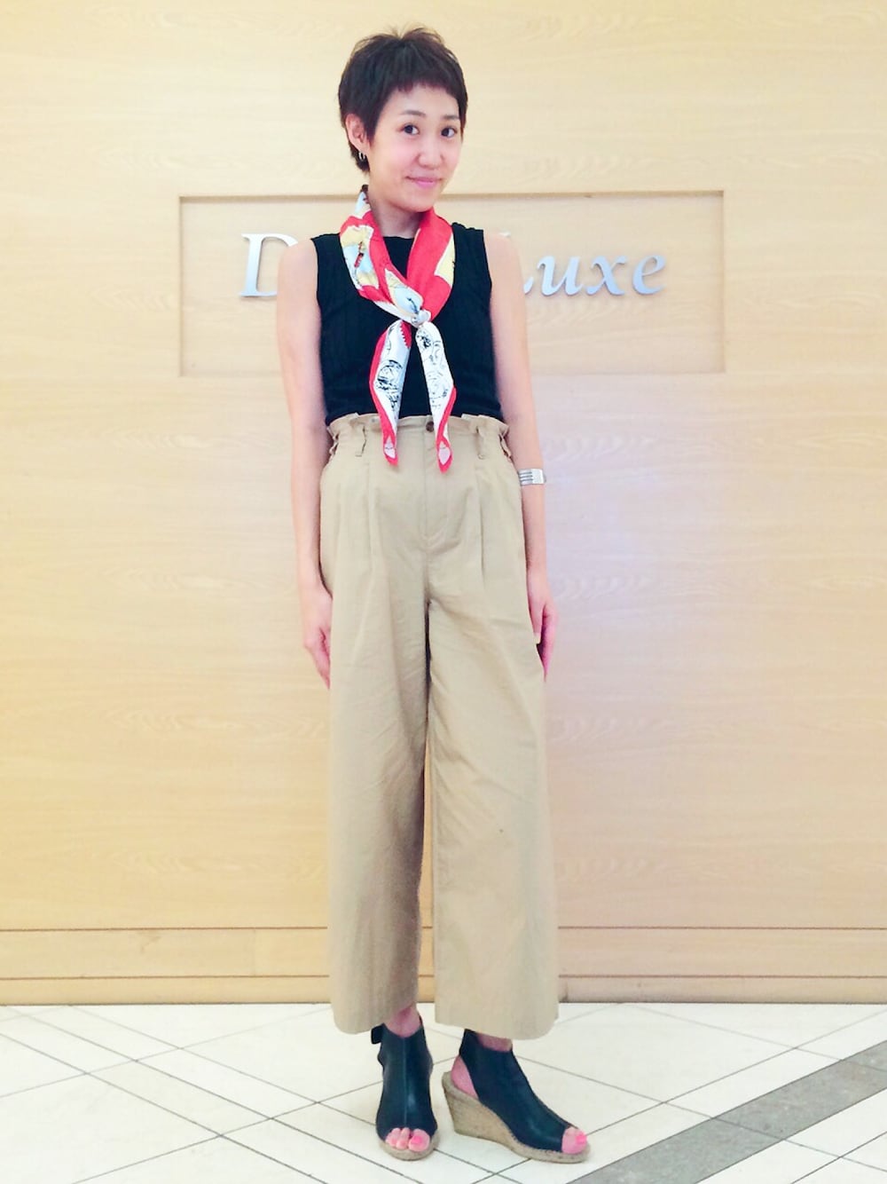 ブラック系のTシャツ/カットソー、ベージュ系のその他パンツ、ブラック系のサンダルを着用したレディースの夏コーディネートの1枚目の写真